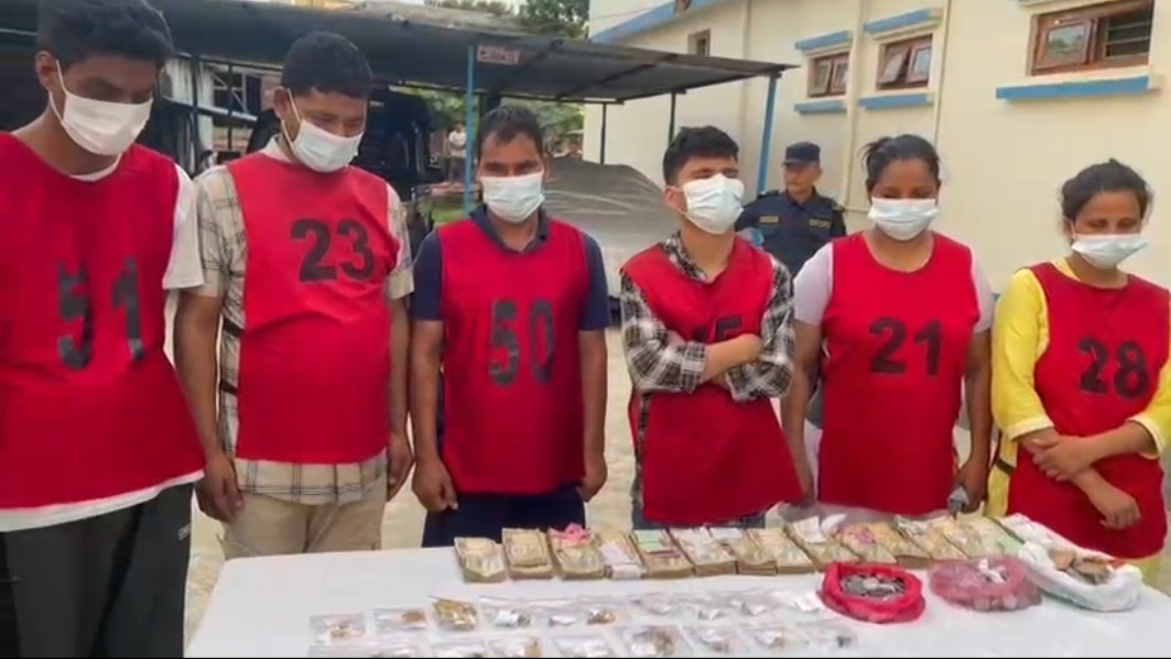 पन्ध्र तोलाभन्दा बढी सुनका गहनासहित कोहलपुुरबाट छ जना पक्राउ