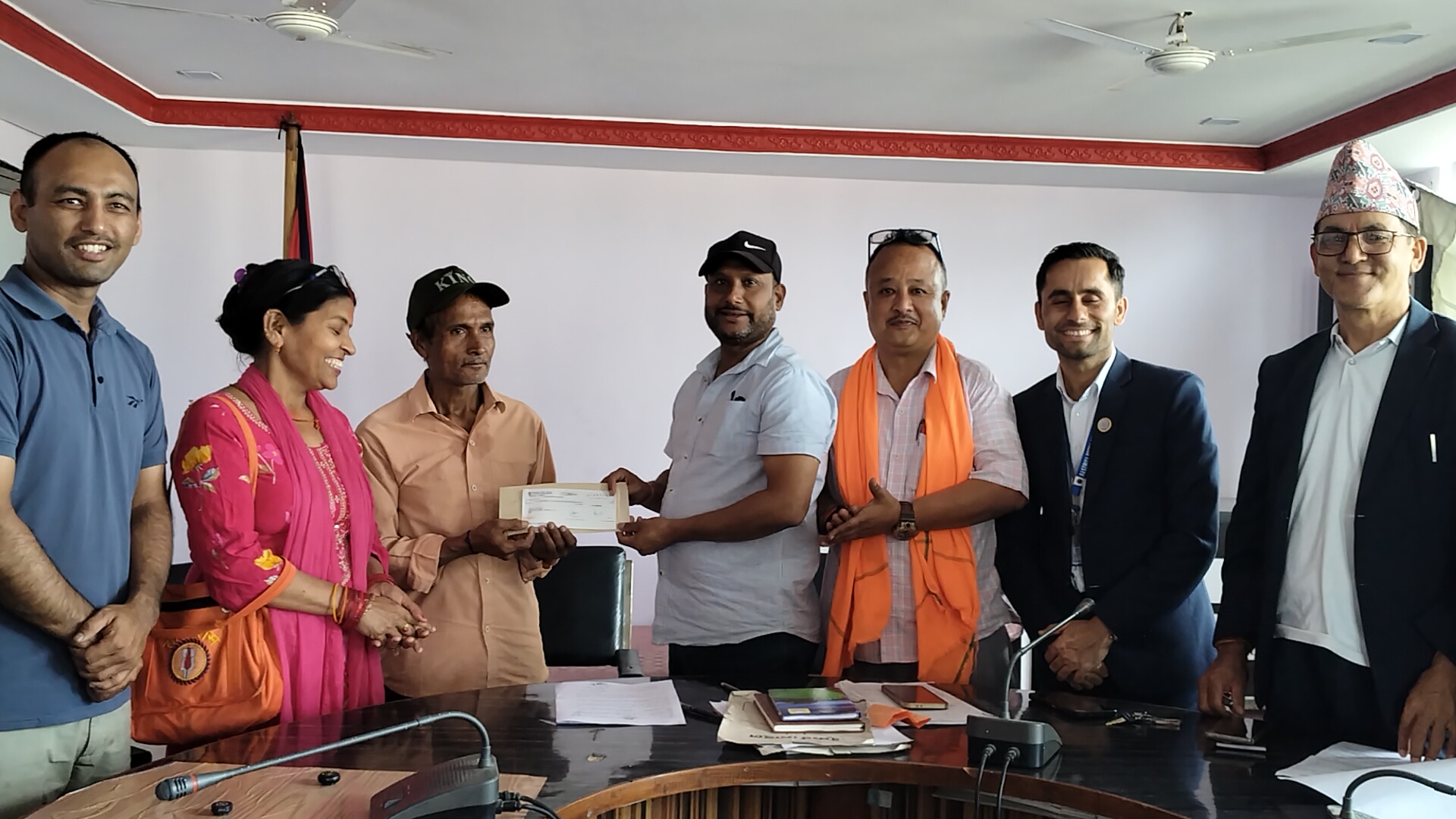 नेपालगञ्ज आवासीय बीमा कार्यक्रम अन्तर्गत पीडित परिवारलाई राहत हस्तान्तरण