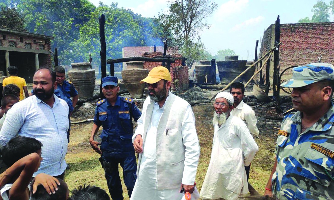 आगलागीबाट नरैनापुरमा ११ घर जले