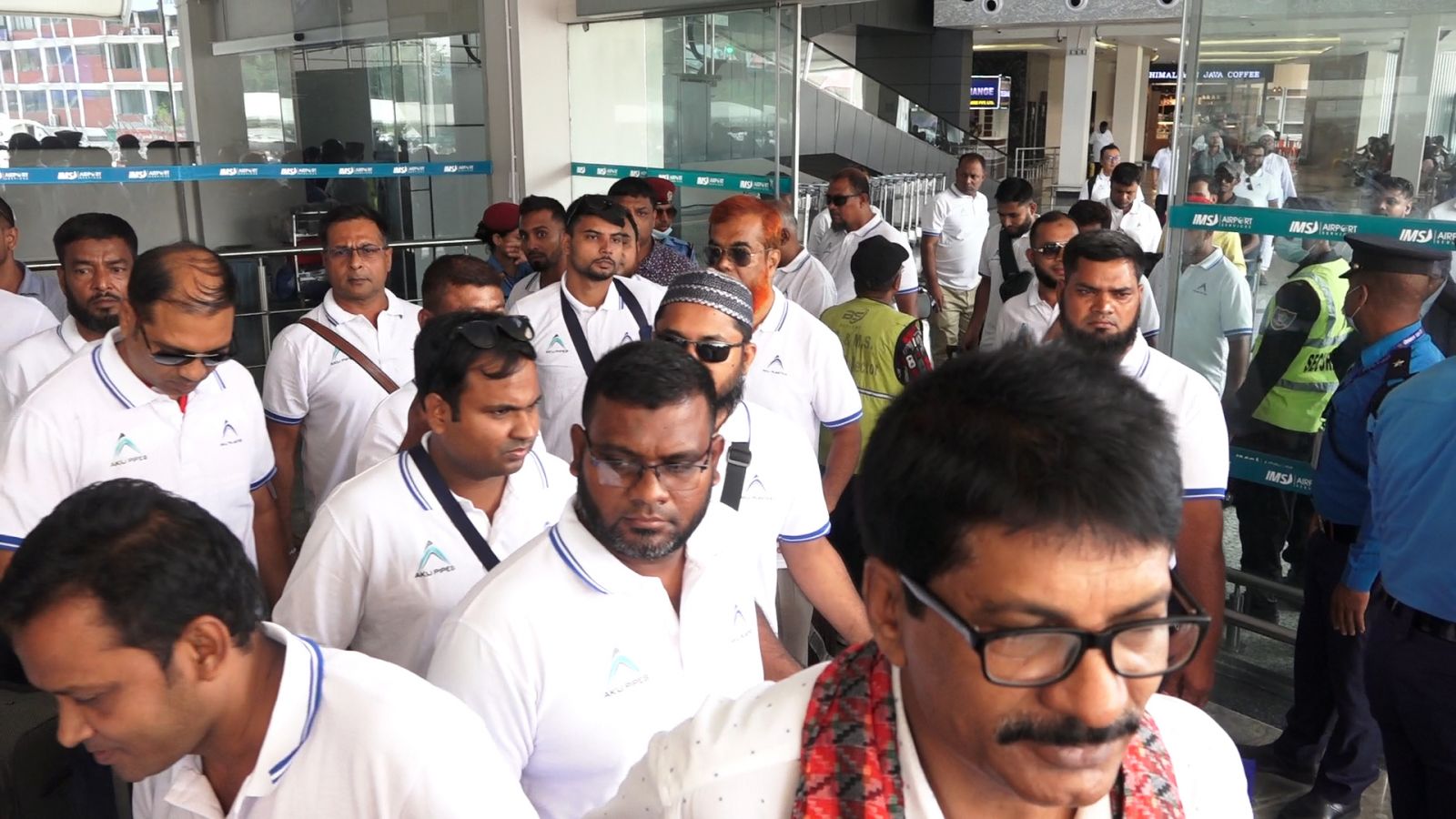 बङ्गलादेशी पर्यटकलाई विमानस्थलमा स्वागत