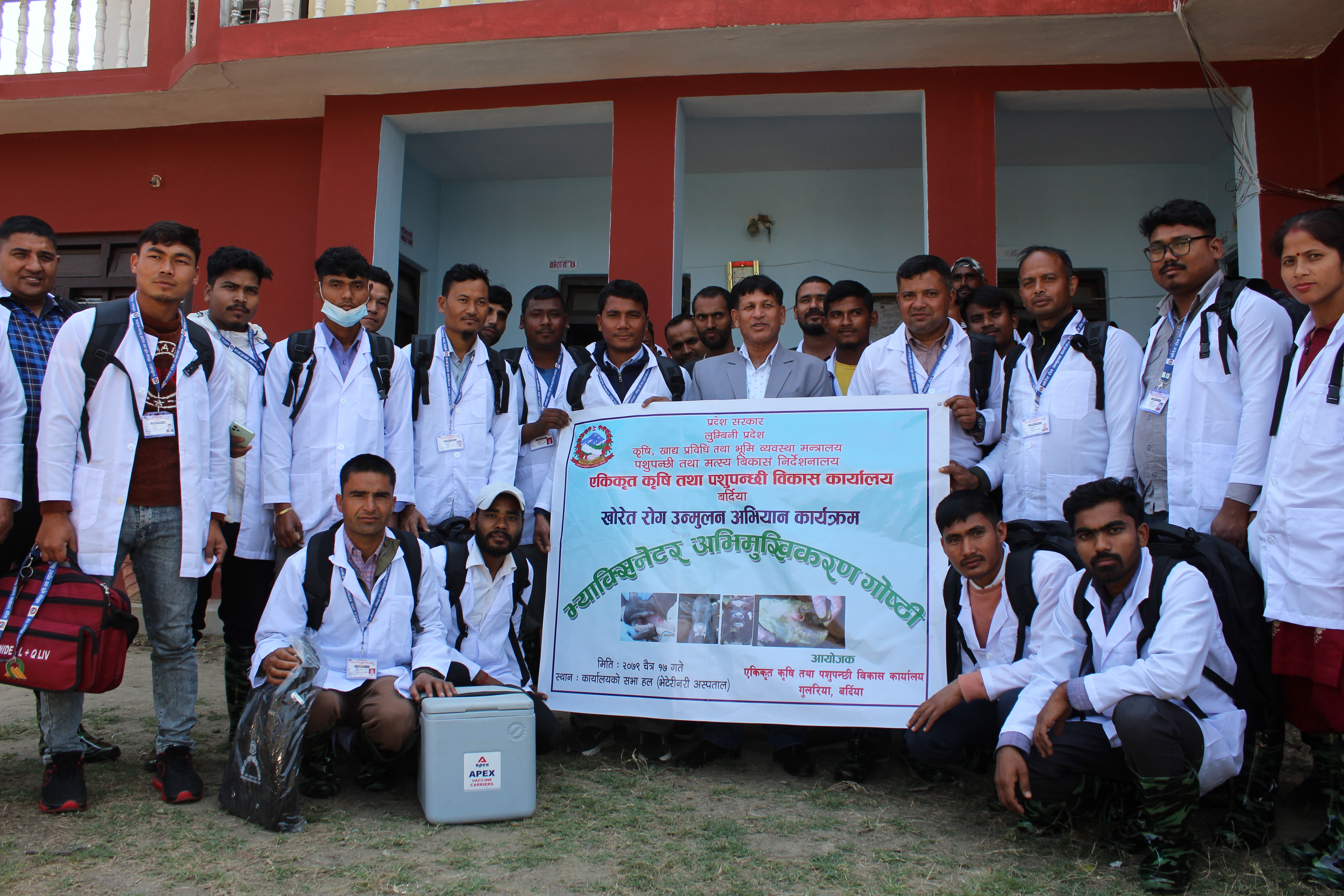 बर्दियामा पशुलाई खोरेतको खोप लगाउदै