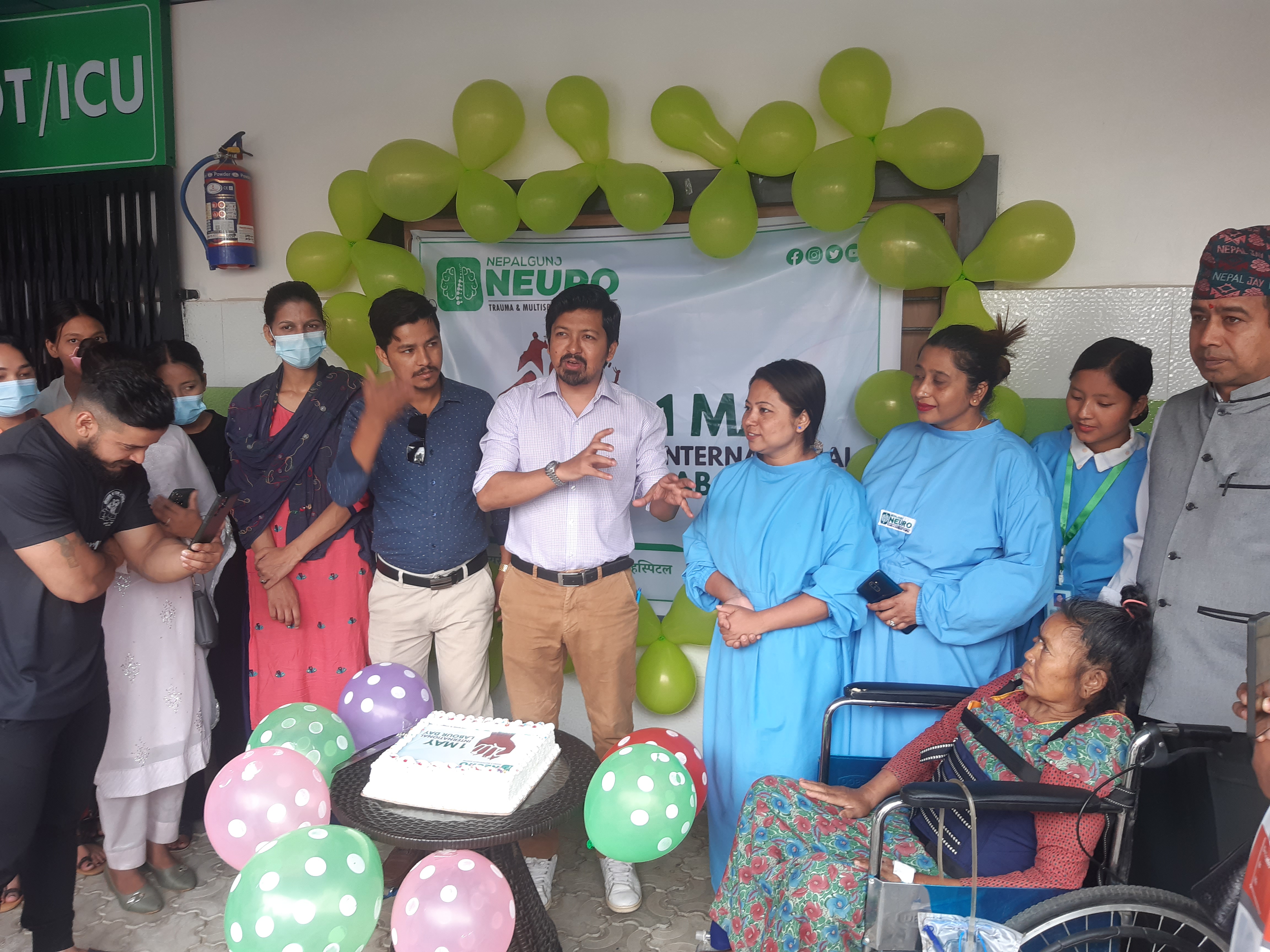 अस्पतालमा केक काटेर श्रमिक दिवस