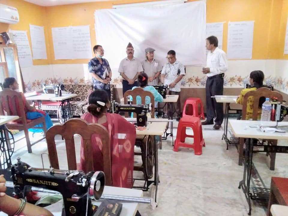 अति विपन्न महिलालाई सिलाई कटाई तालिम