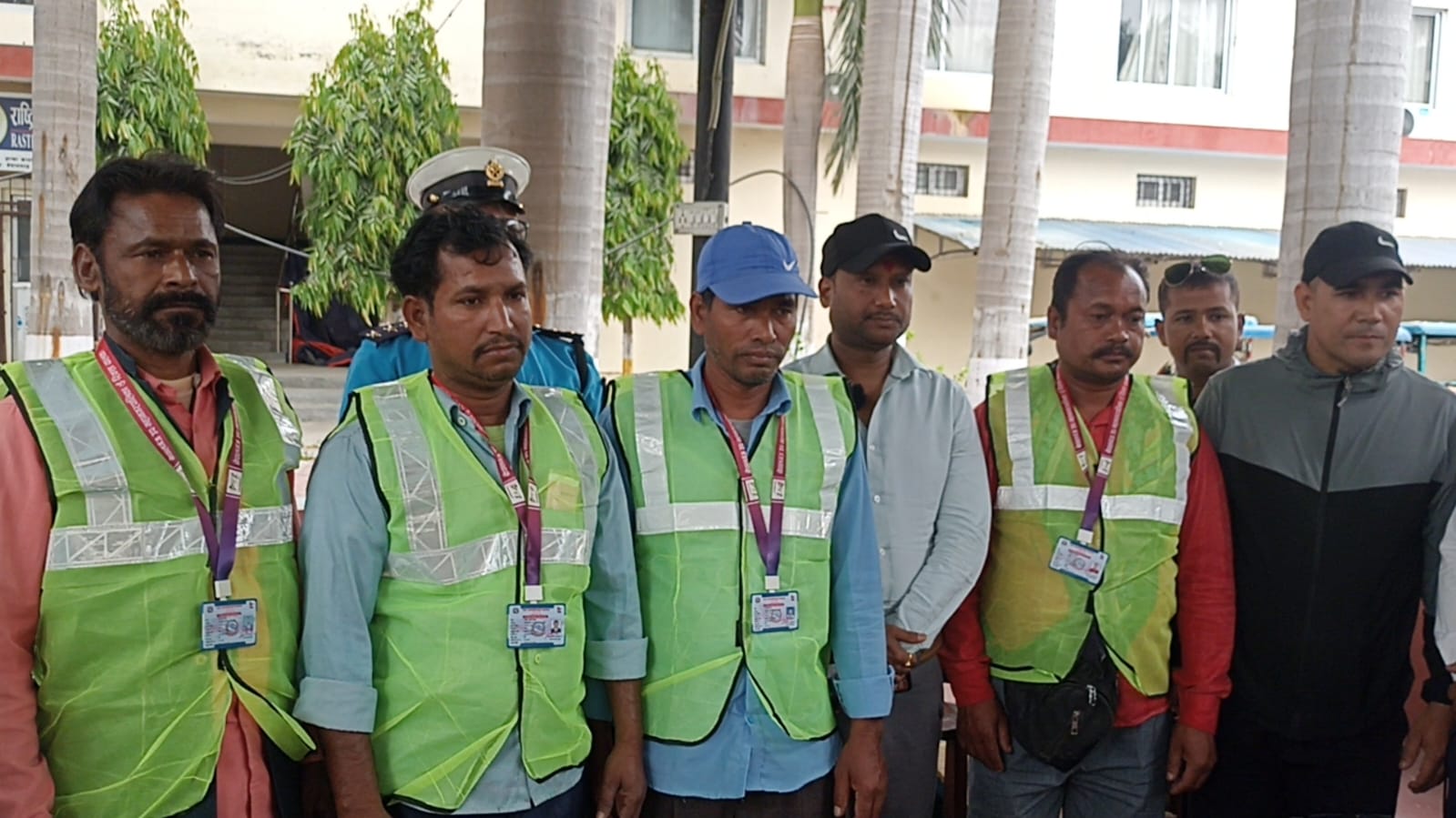 ई–रिक्सा चालकलाई सवारीचालक परिचयपत्र वितरण सुरु