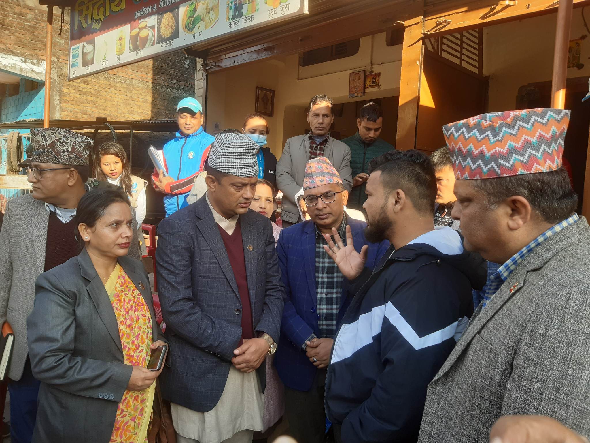 बाँकेको दादुरा प्रभावित क्षेत्रमा स्वास्थ्य मन्त्री गिरी