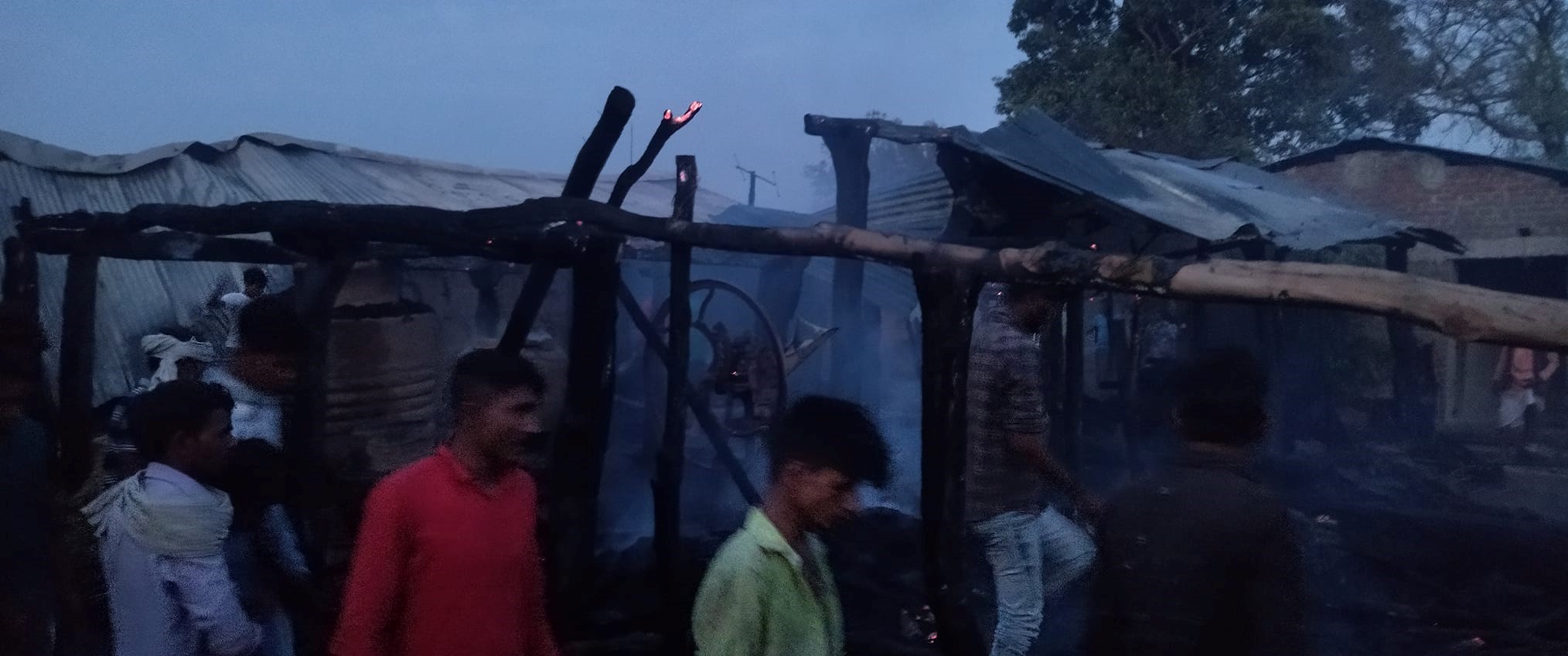 बाँकेका दुई स्थानमा आगलागी हुँदा दश घर जले