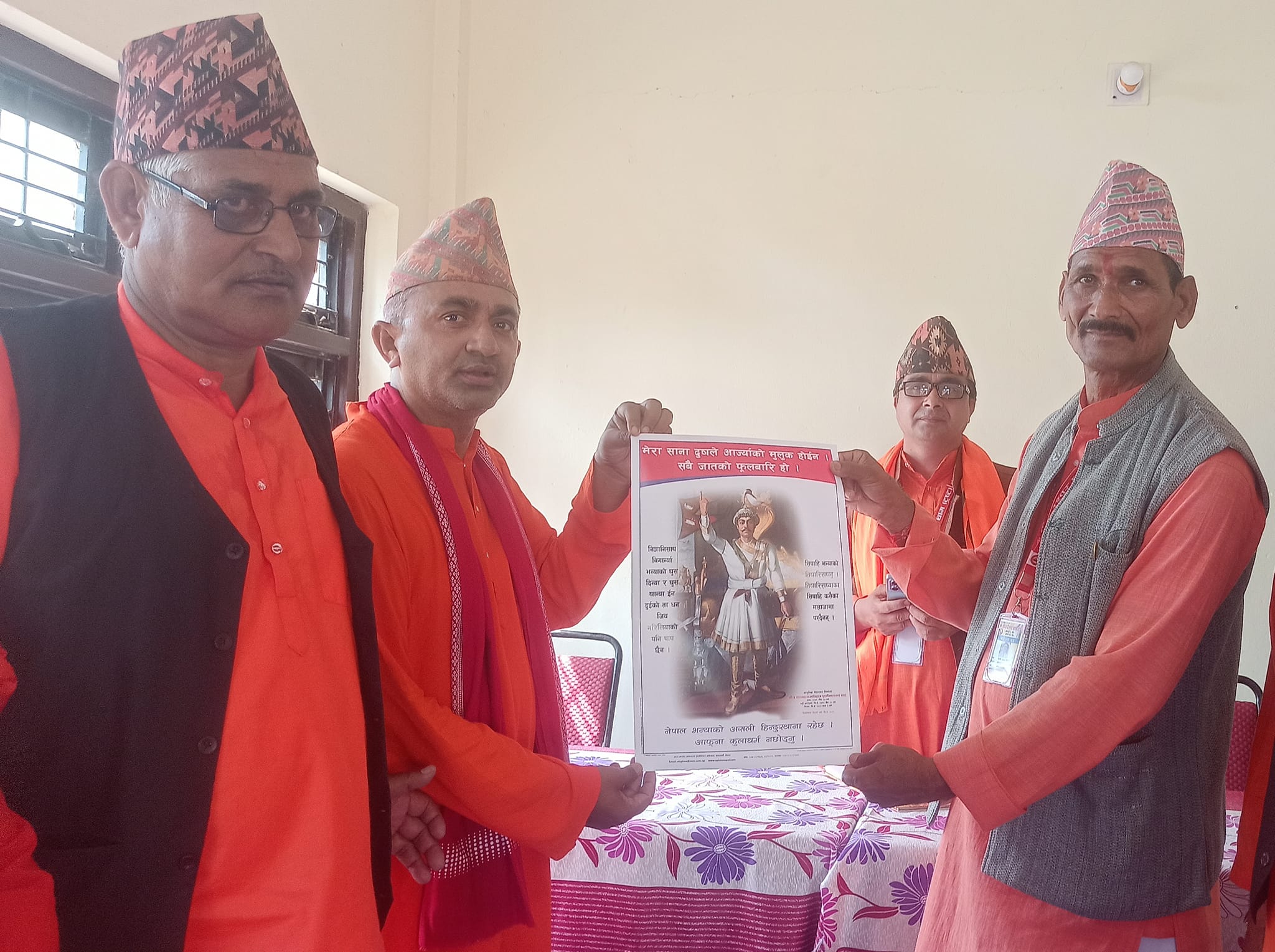 पृथ्वीनारायण शाहको तस्बिर प्रदान गर्दै