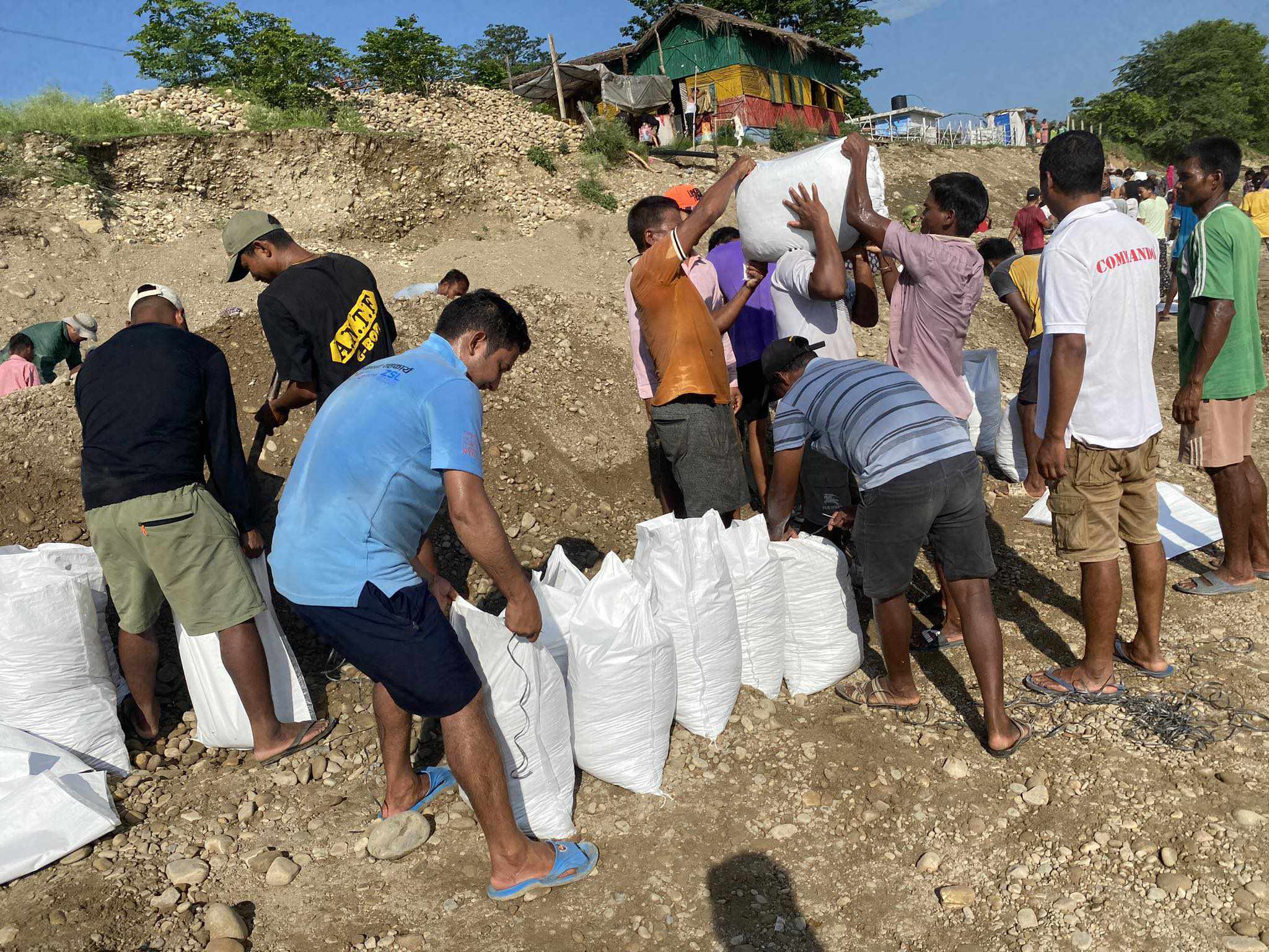 स्थानीय आफैले तटवन्ध निमार्ण गर्दै