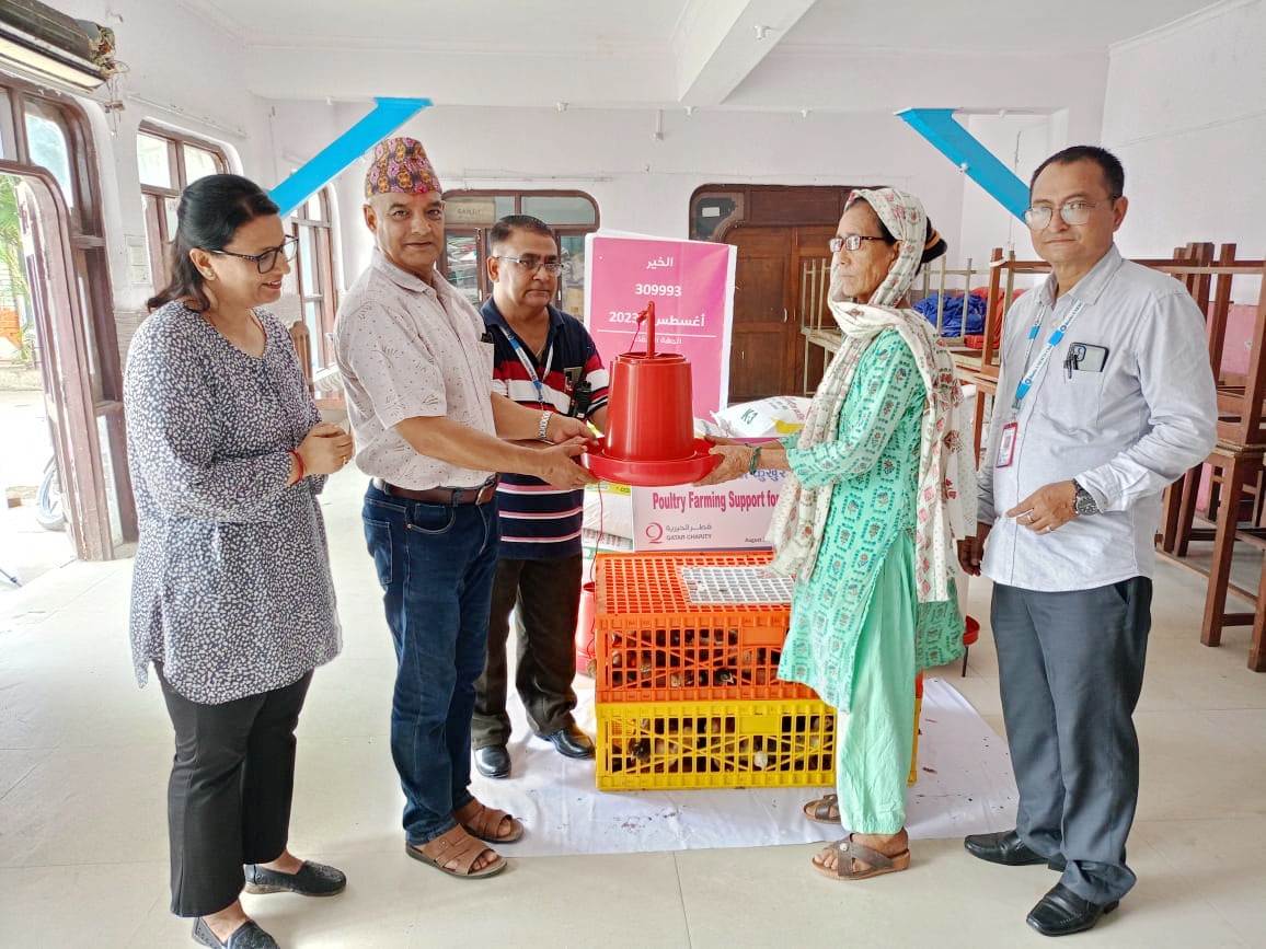 विपन्न परिवारलाई चल्लासहित विभिन्न सामाग्री वितरण