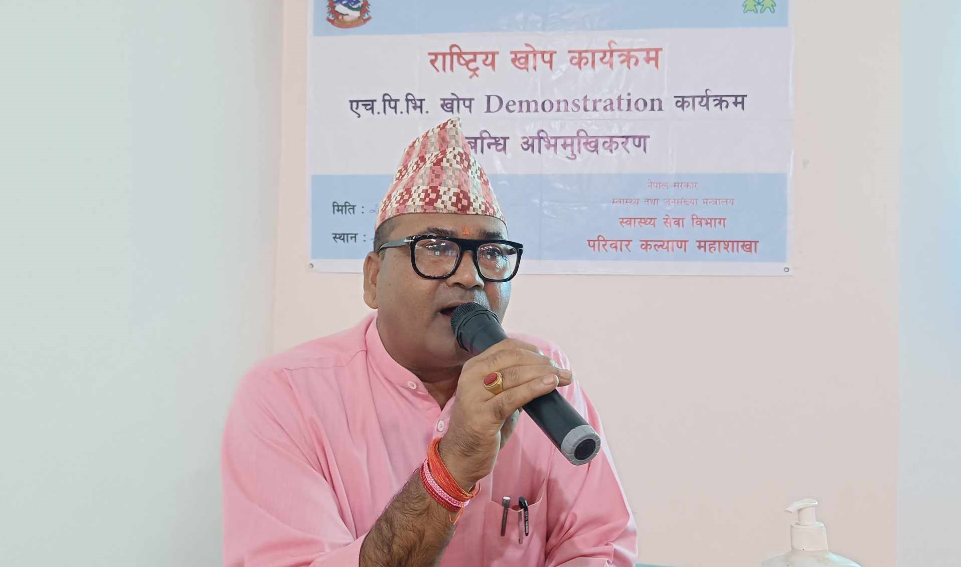 भेरीमा पाठेघरको मुखको क्यान्सरविरुद्धको खोप दिंदै