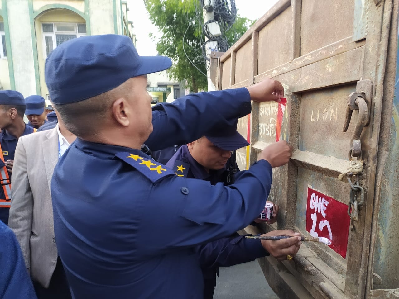 सवारी साधनमा ‘रिफ्लेक्टिभ  स्टिकर’ टाँस