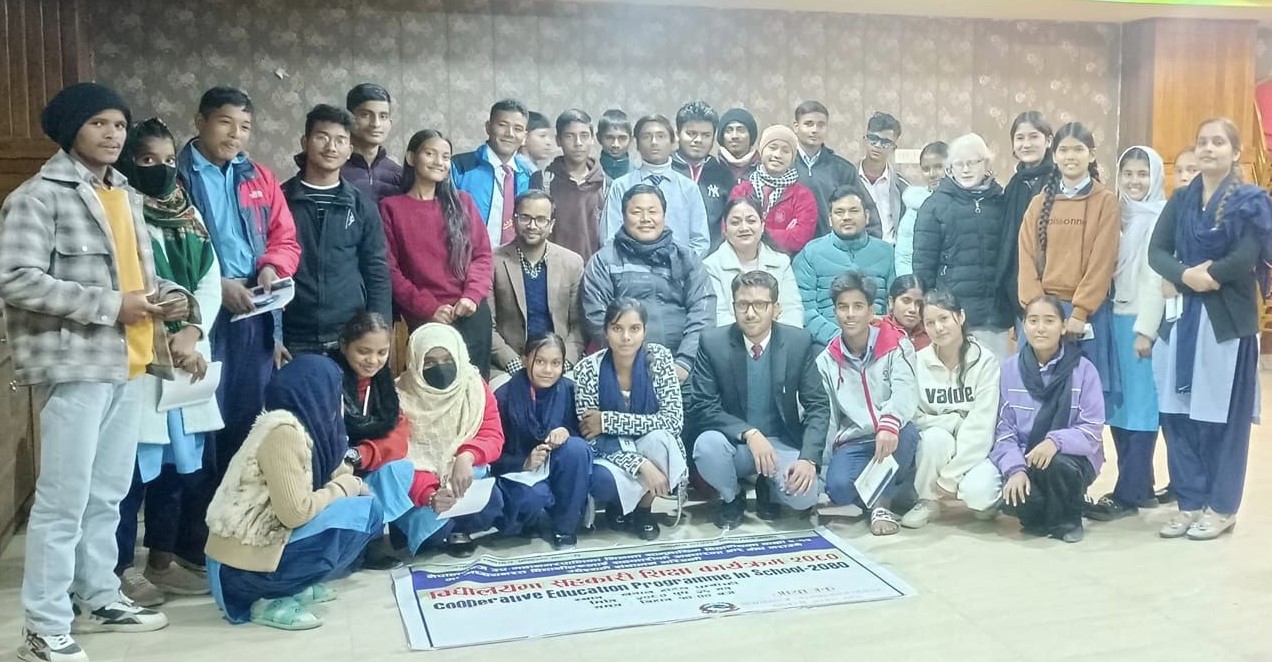 विद्यार्थीलाई सहकारी पढाउँदै नेपालगञ्ज उपमहानगरपालिका