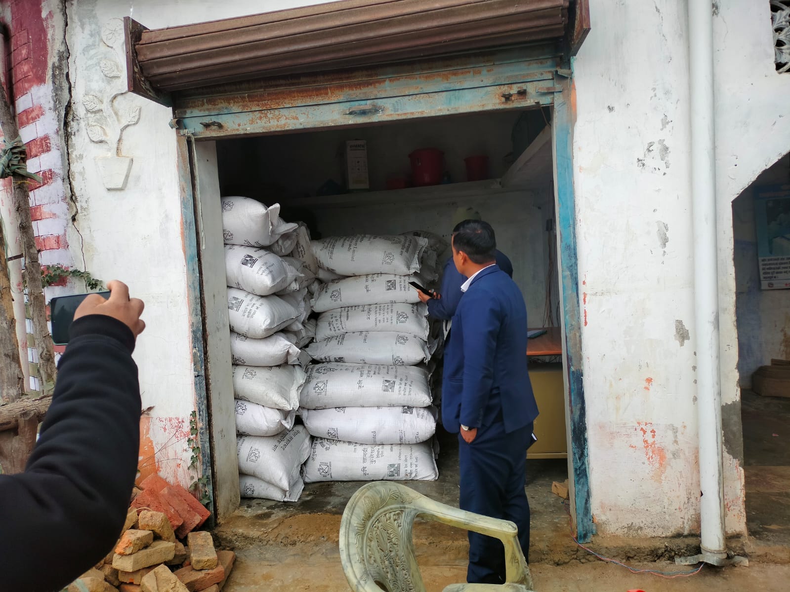 सरकारी अनुदानको एक सय ३० बोरा मल बाटोबाट गायब