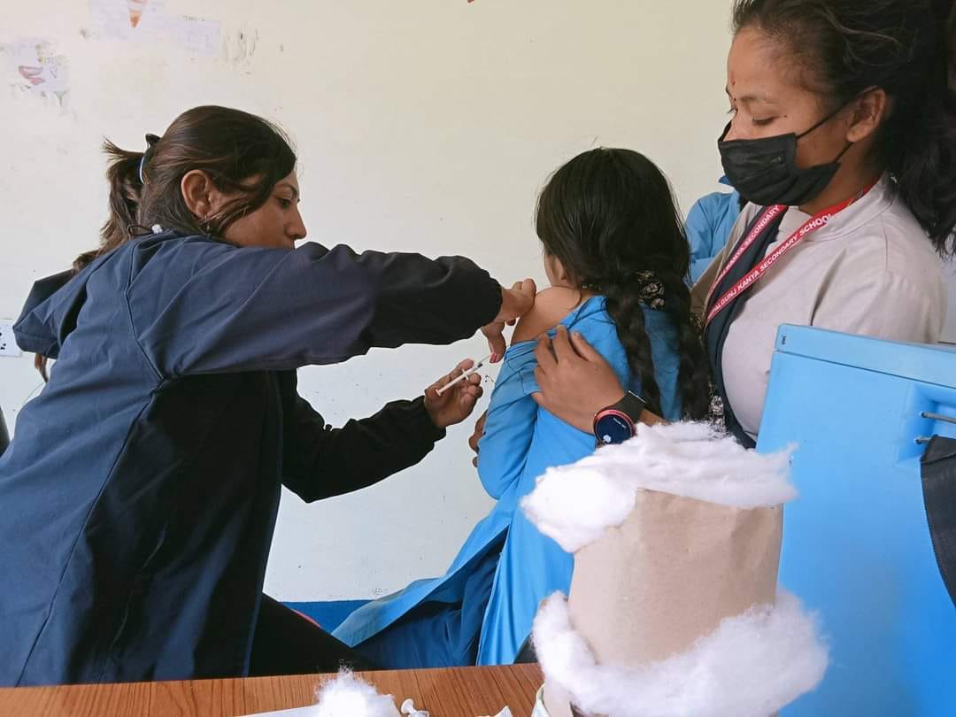 बाँकेमा धमाधम खोप लगाउँदै बालवालिका