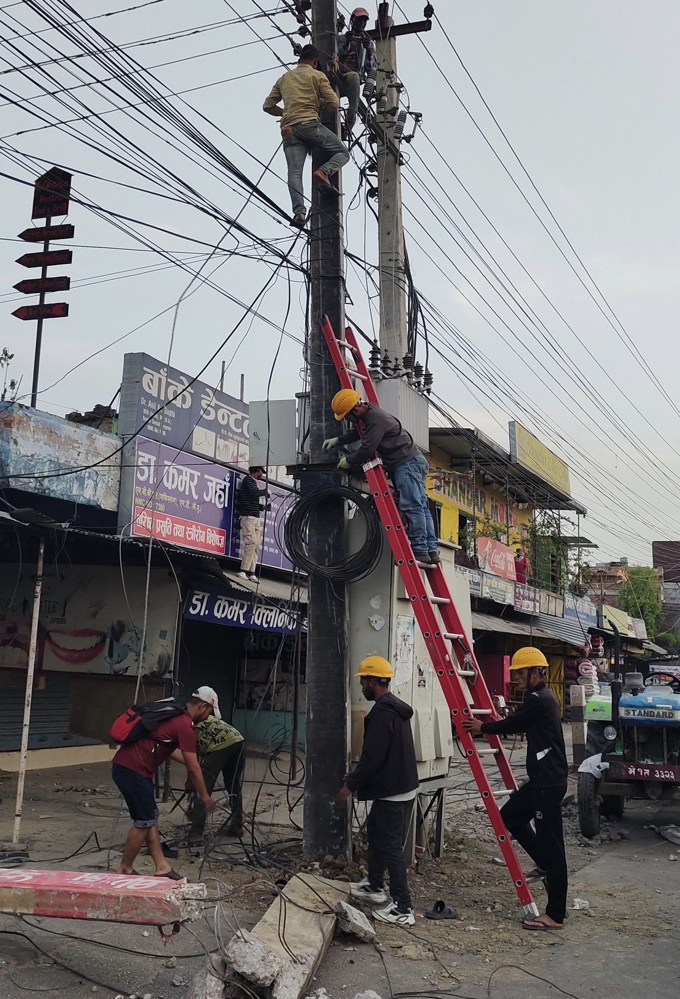 हावाहुरीले विद्युत पोल ढलेपछि विद्युत सेवा अवरुद्ध