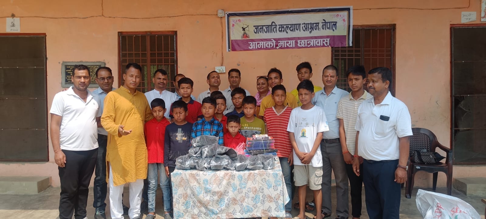 छात्राबासका विद्यार्थीलाई शैक्षिक सामाग्री वितरण