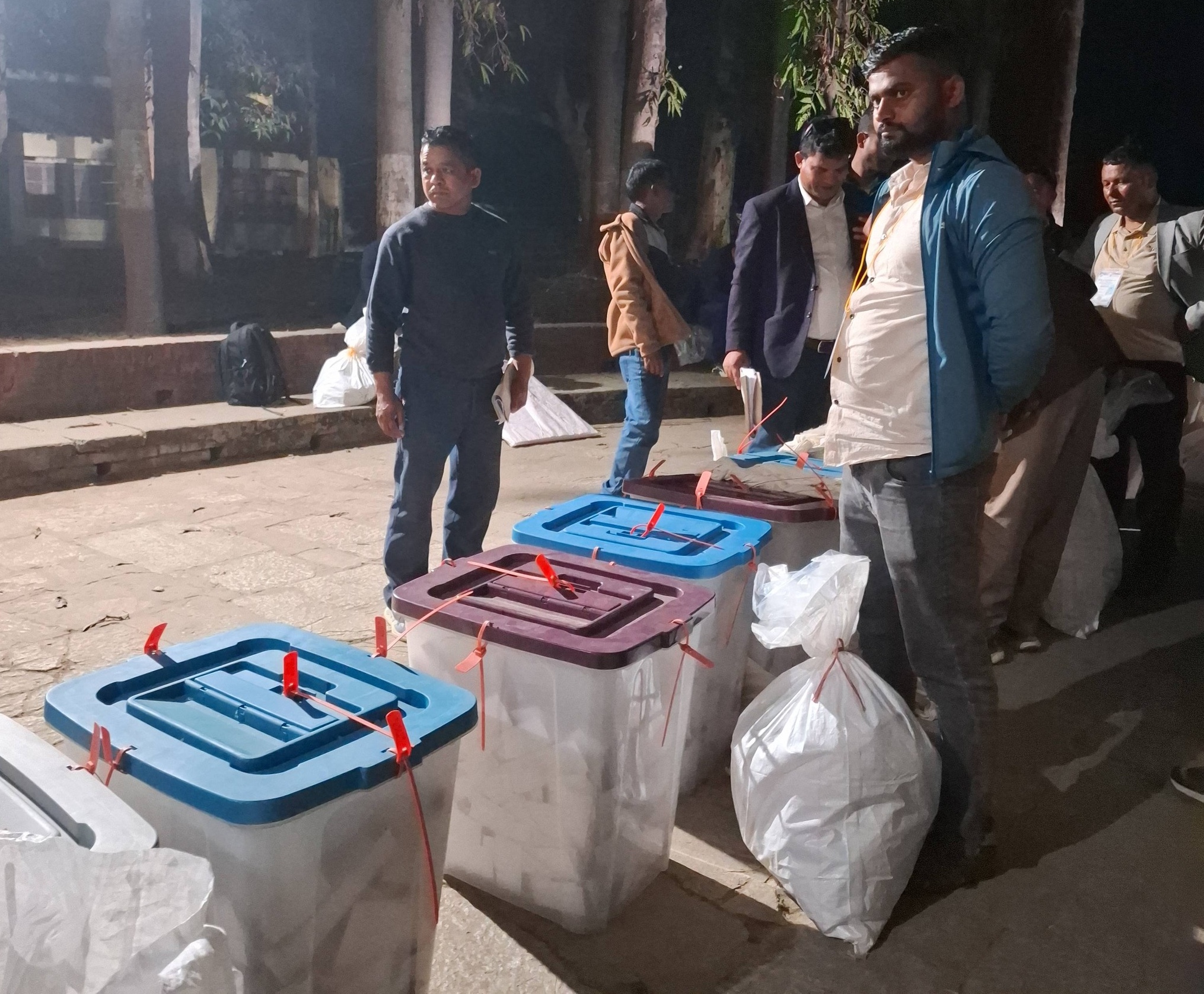 बाँकेमा ६३.४६ प्रतिशत मतदान, मतपेटिका संकलन