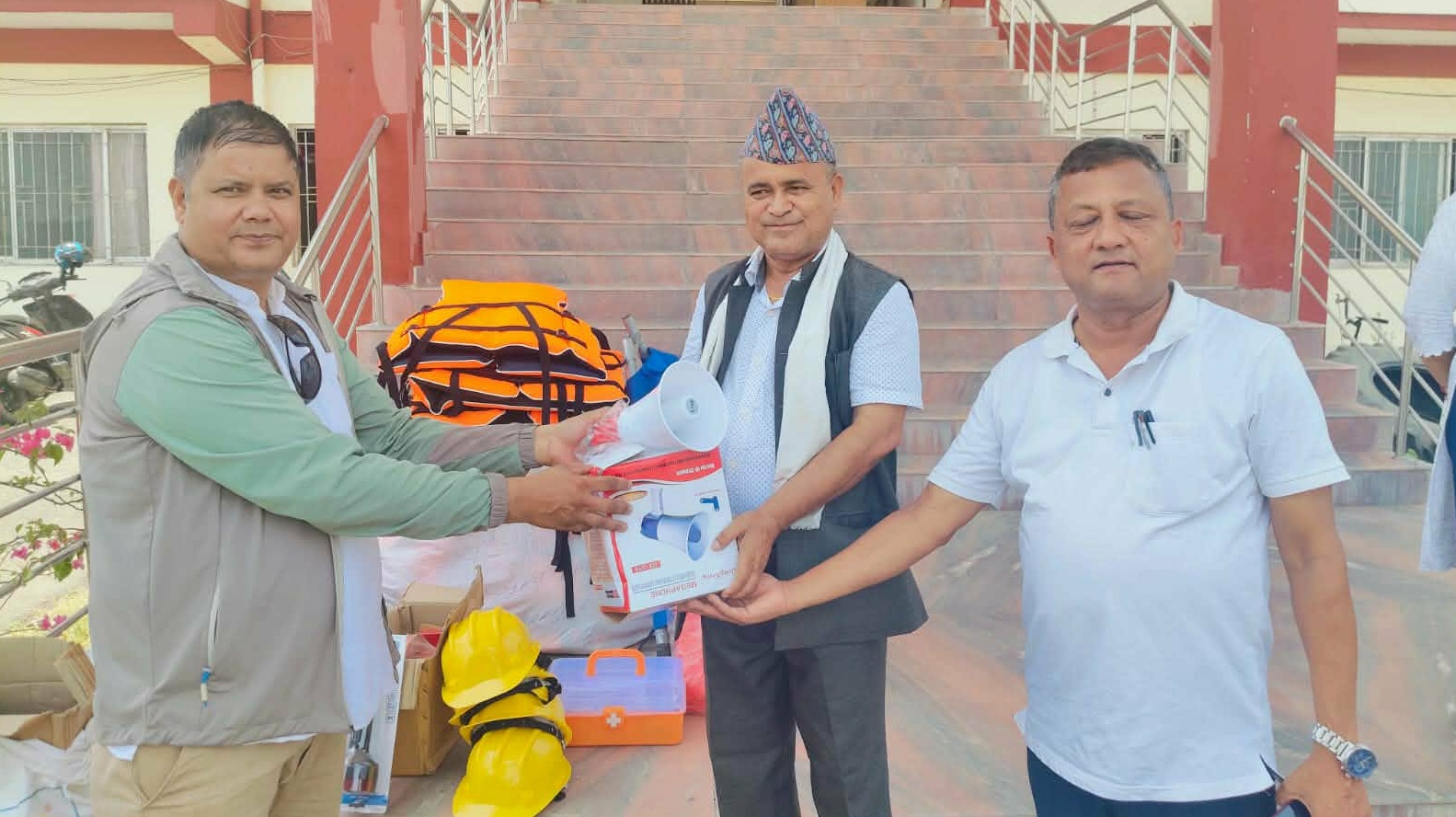 बर्दियाका तीन पालिककालाई विपद् जोखिम न्यूनीकरण सामग्री हस्तान्तरण