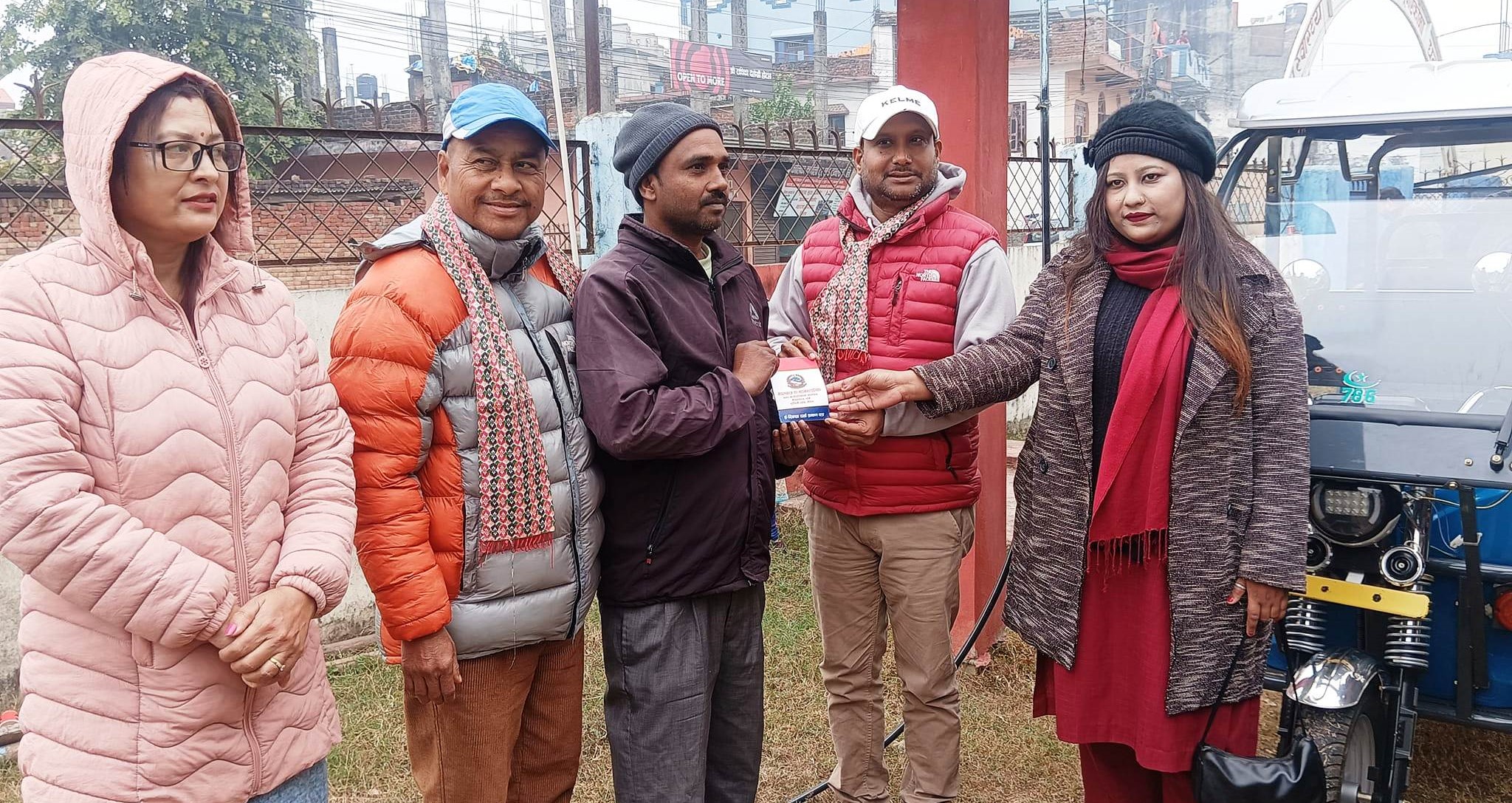 जिवन निर्वाह गर्न गौरब फाउण्डेशनद्धारा इ–रिक्सा प्रदान