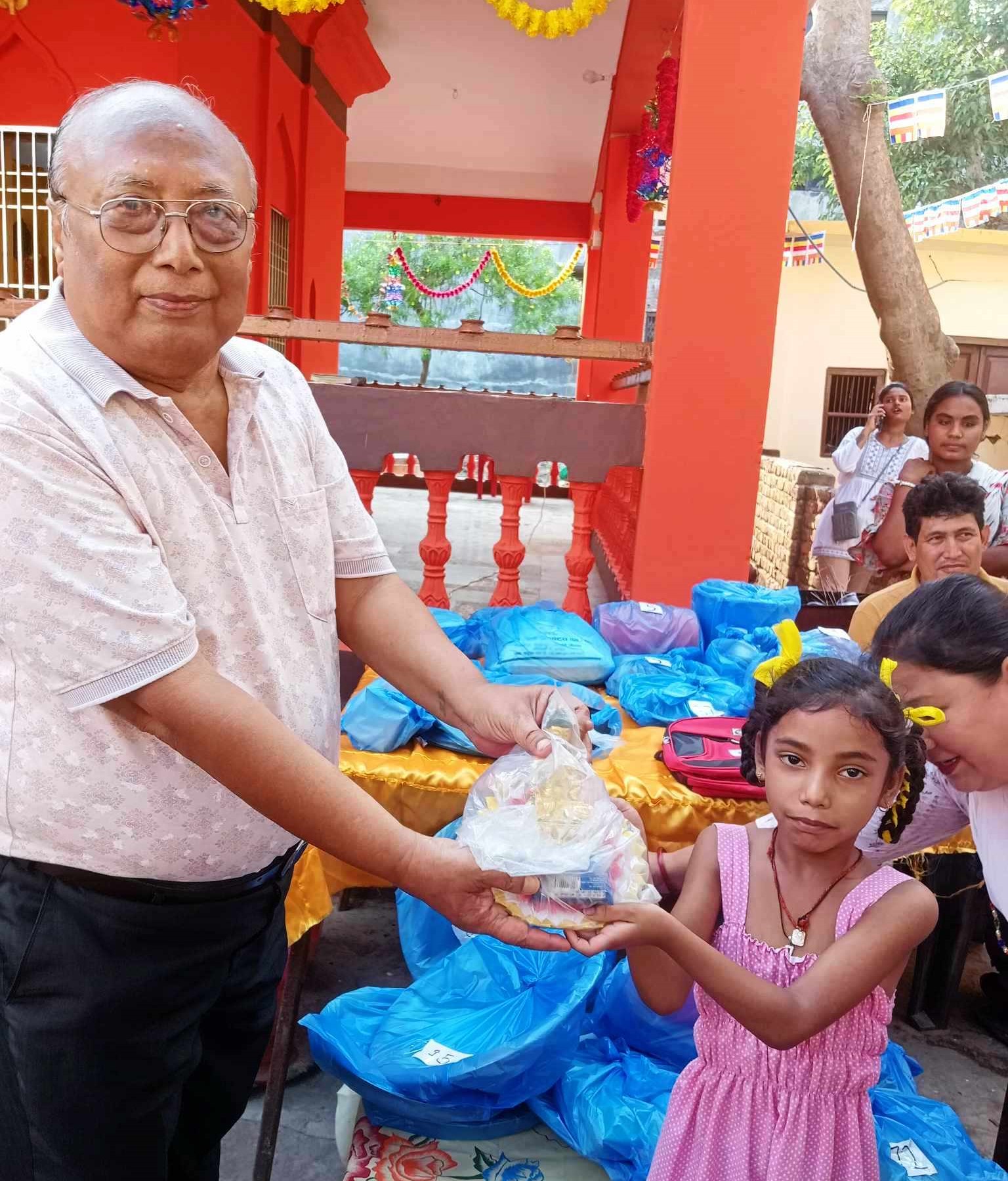 विद्यार्थीलाई शैक्षिक सामाग्री वितरण