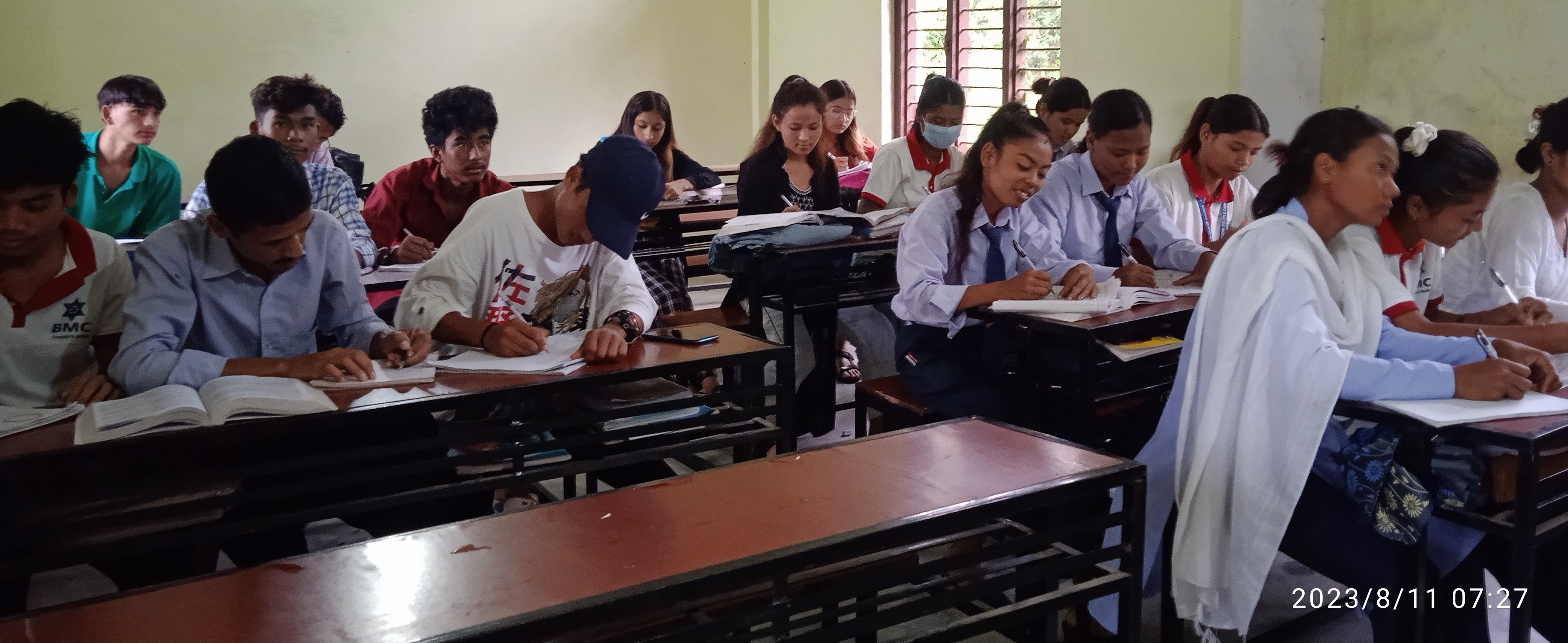 शिक्षामा पुरुषलाई उछिन्दै महिला