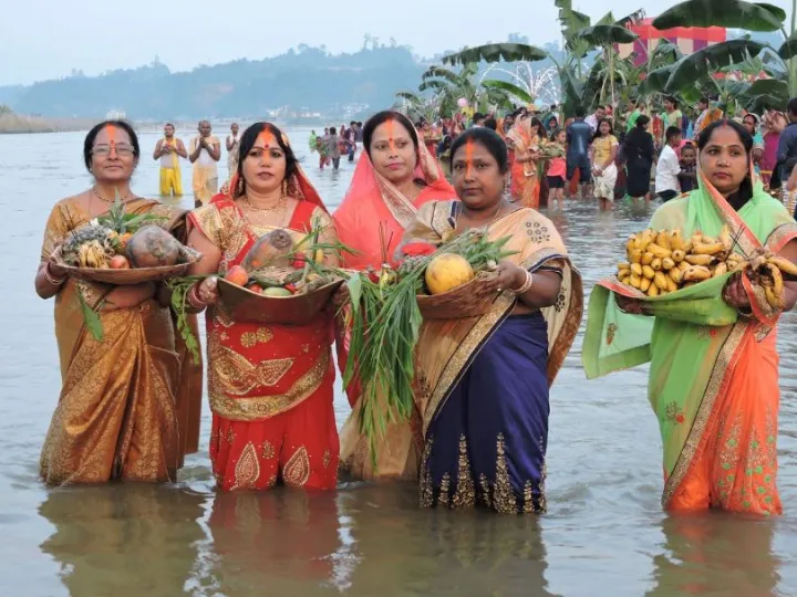 सूर्यको पूजा आराधना गरी मनाइँदै छठ