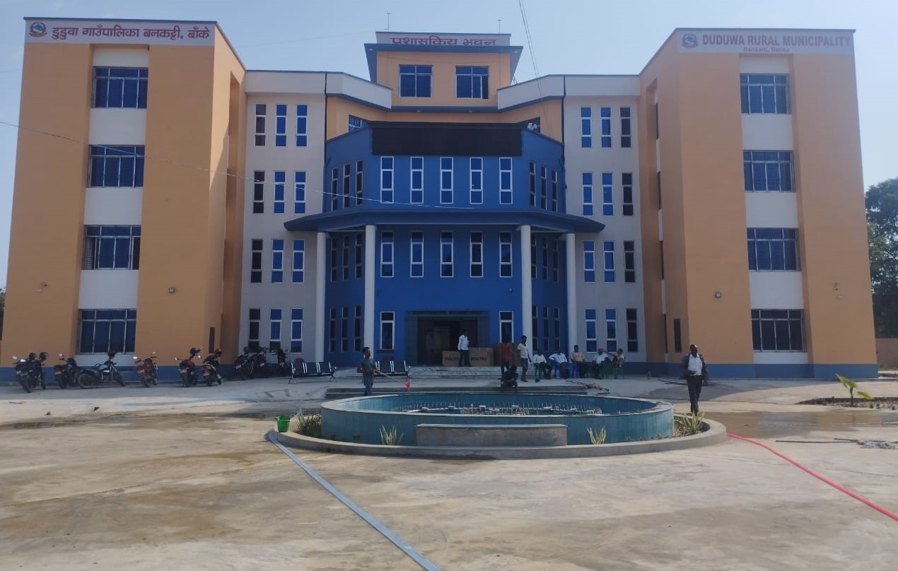 नवनिर्मित डुडुवाको प्रशासनिक भवनमा स्थानान्तरण गरिदै