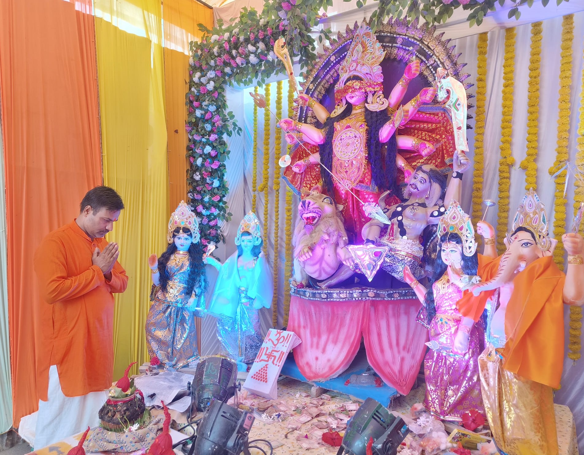 दुर्गा भवानीको प्रतिमा विर्सजन गरि नदीमा सेलाइदै