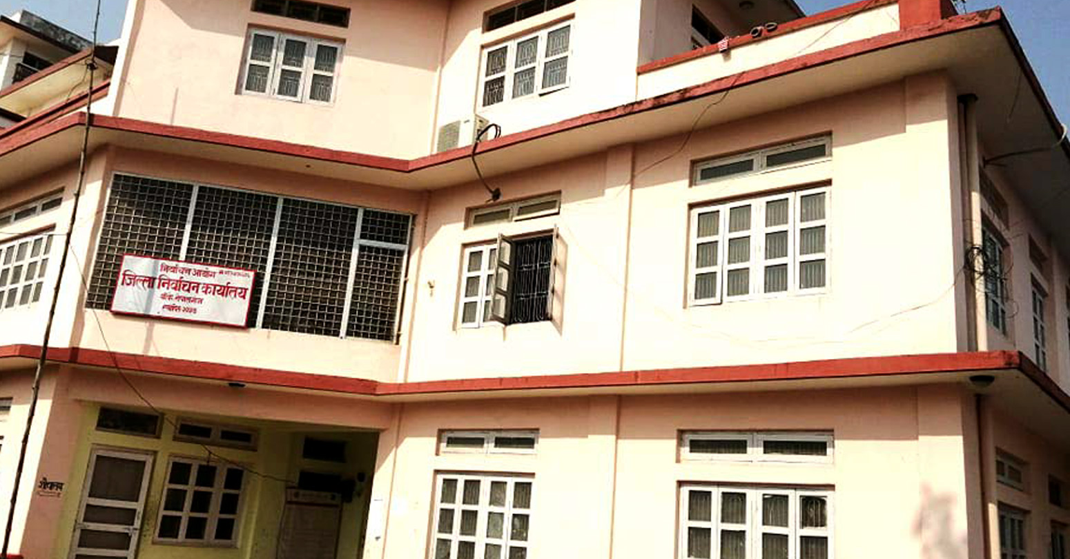 मतदान सामाग्री पुग्यो, कर्मचारी जाँदै