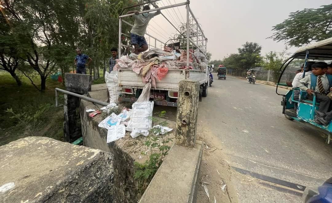 सार्वजनिक स्थानमा फोहोर फालेपछि आशिर्वाद पेन्ट्सलाई १० हजार जरिवाना