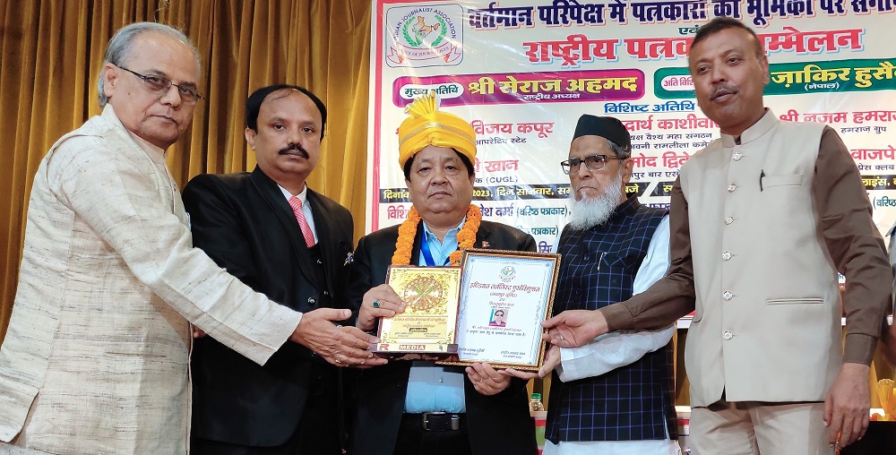 पत्रकार खान सम्मानित