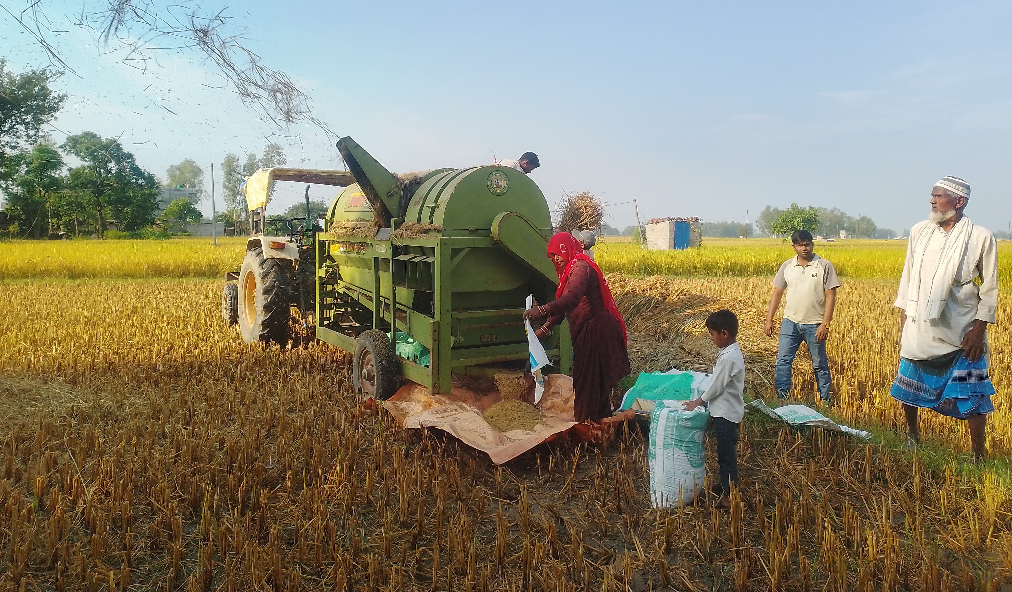 ‘थ्रेसर मेसिन’सञ्चालन गरेर गाउँमै स्वरोजगार
