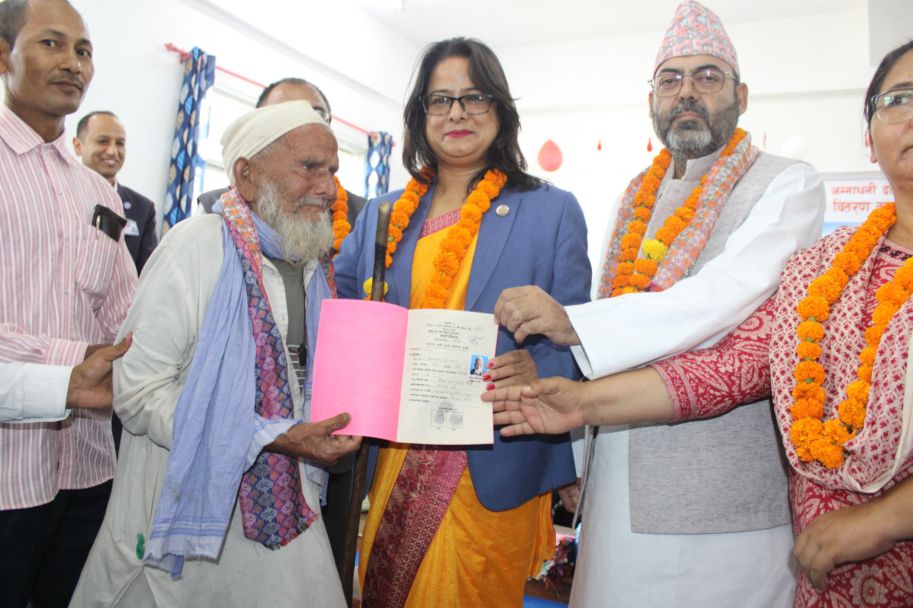 नरैनापुरमा गाउँब्लकको पुर्जा वितरण सुरु