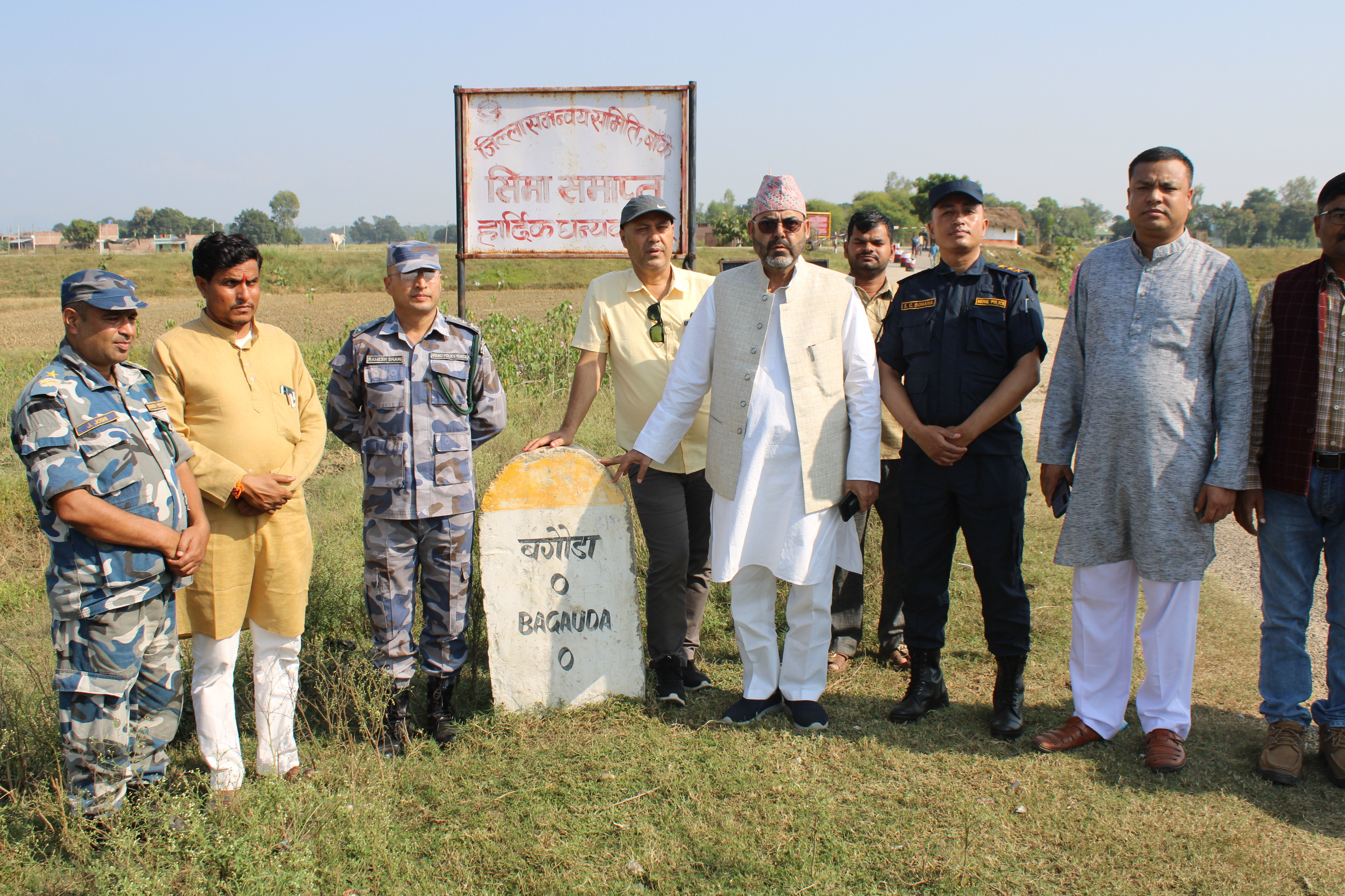 बाँकेका सुरक्षा अधिकारीद्वारा सीमा स्तम्भको अनुगमन
