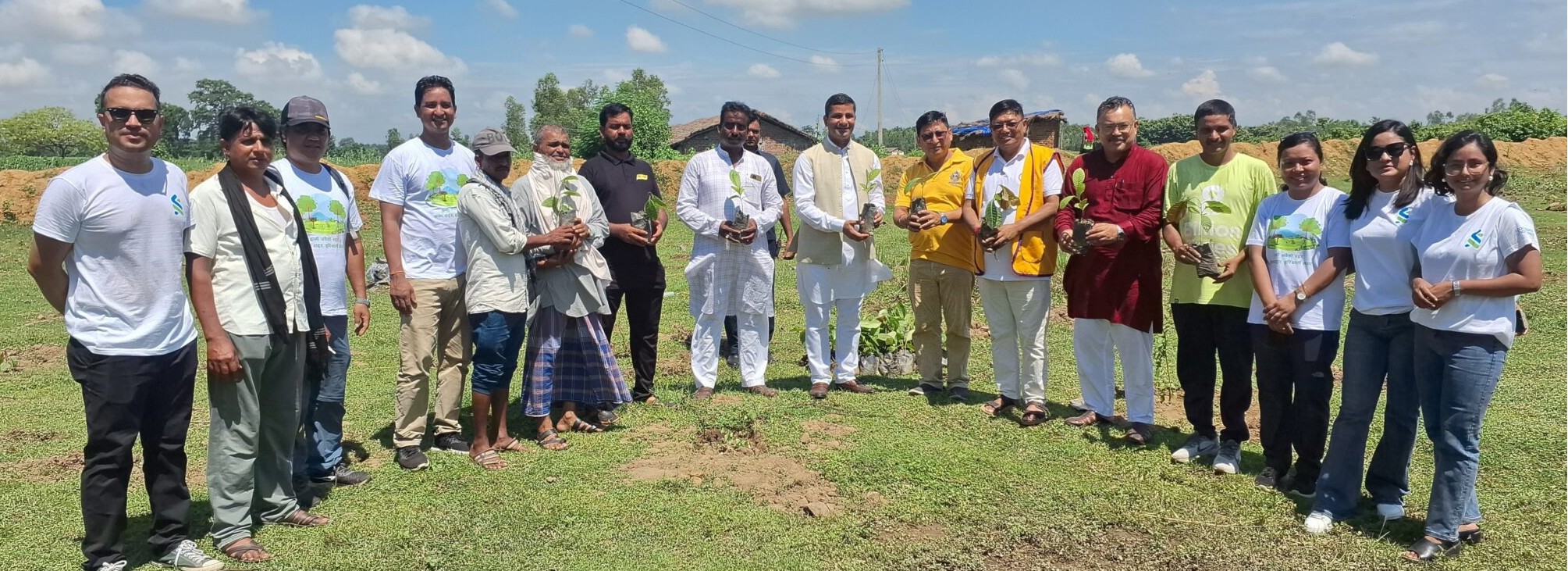 एकै दिन दुई हजार बिरुवा रोपियो