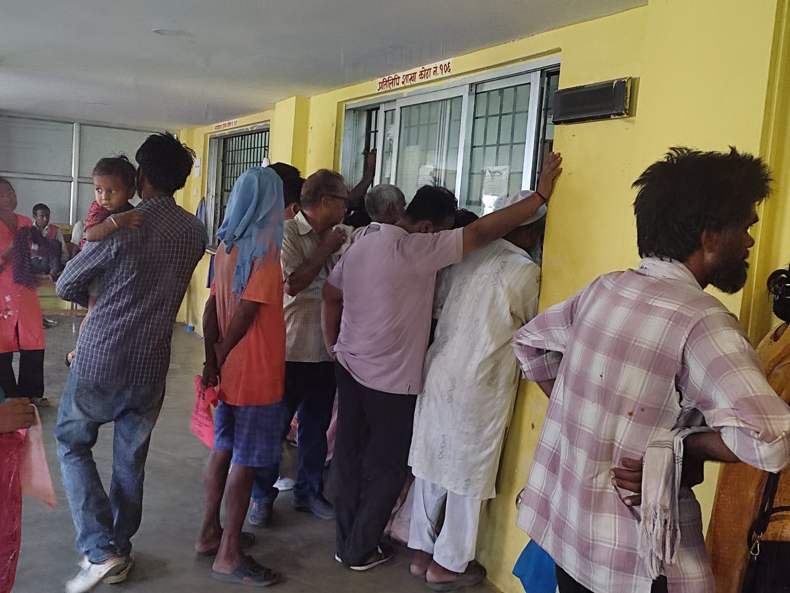 राष्ट्रिय परिचयपत्र बनाउनेको भीड