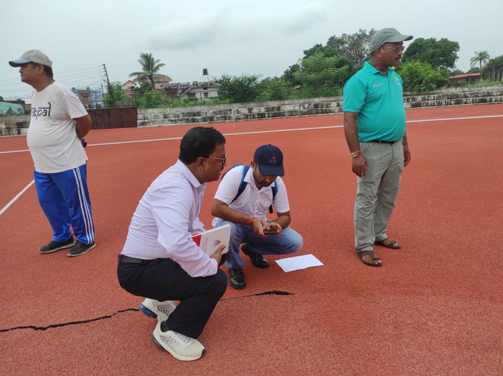 नेपालगन्ज रङ्गशालामा निर्माण गरिएको ‘सेन्थेटिक ट्रयाक’ को छानबिन गरिदै