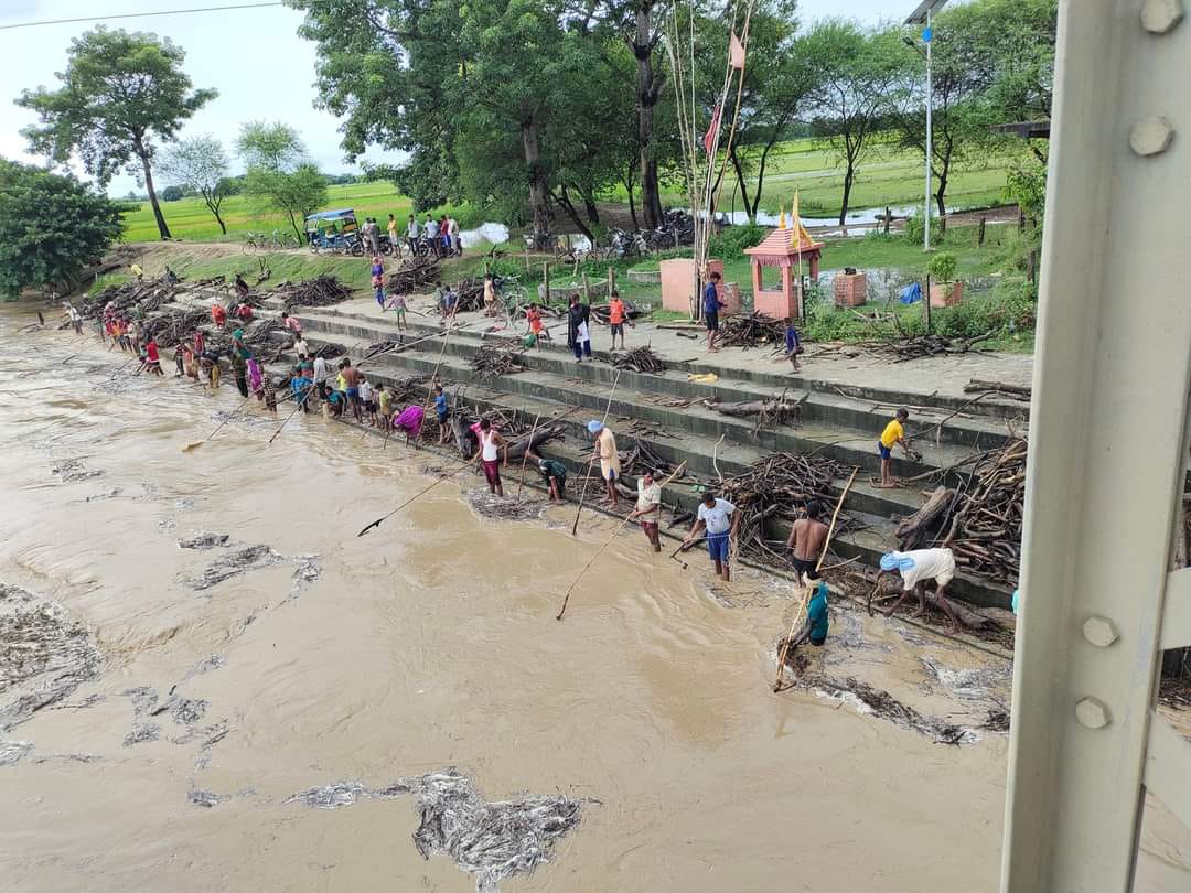 राप्ती नदीमा बाढीसंगै बगेर आउने काठ दाउरा संकलन गरिदै