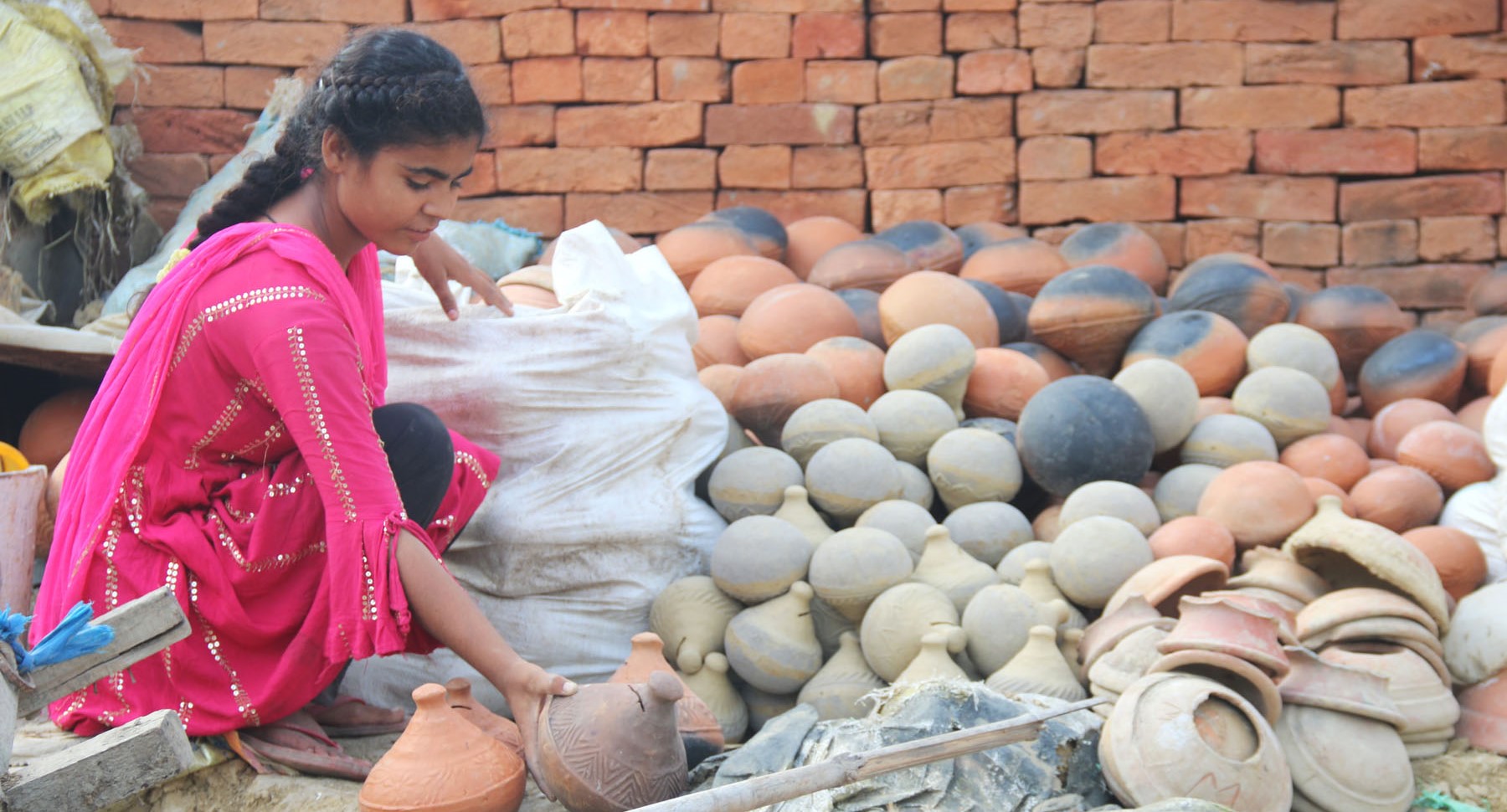 माटाका भाँडा बनाउने पेशाले चलेको जीवन
