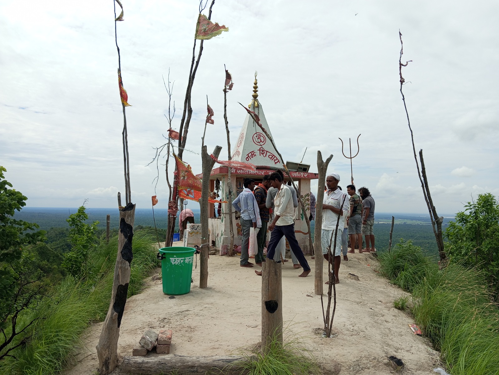 सन्तानेश्वरमा धार्मिक पर्यटकको चहलपहल