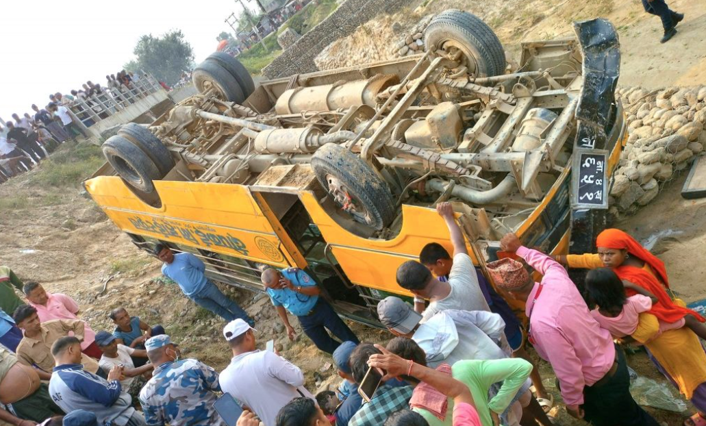 बस पल्टिदा खजुरामा एक विद्यार्थीको मृत्यु