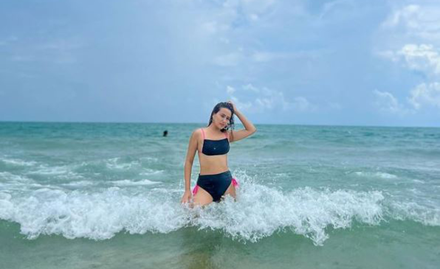 विकिनीमा विन्दास स्वस्तिमा, टेक्सासको समुद्री तटमा ‘बिच थेरापी’