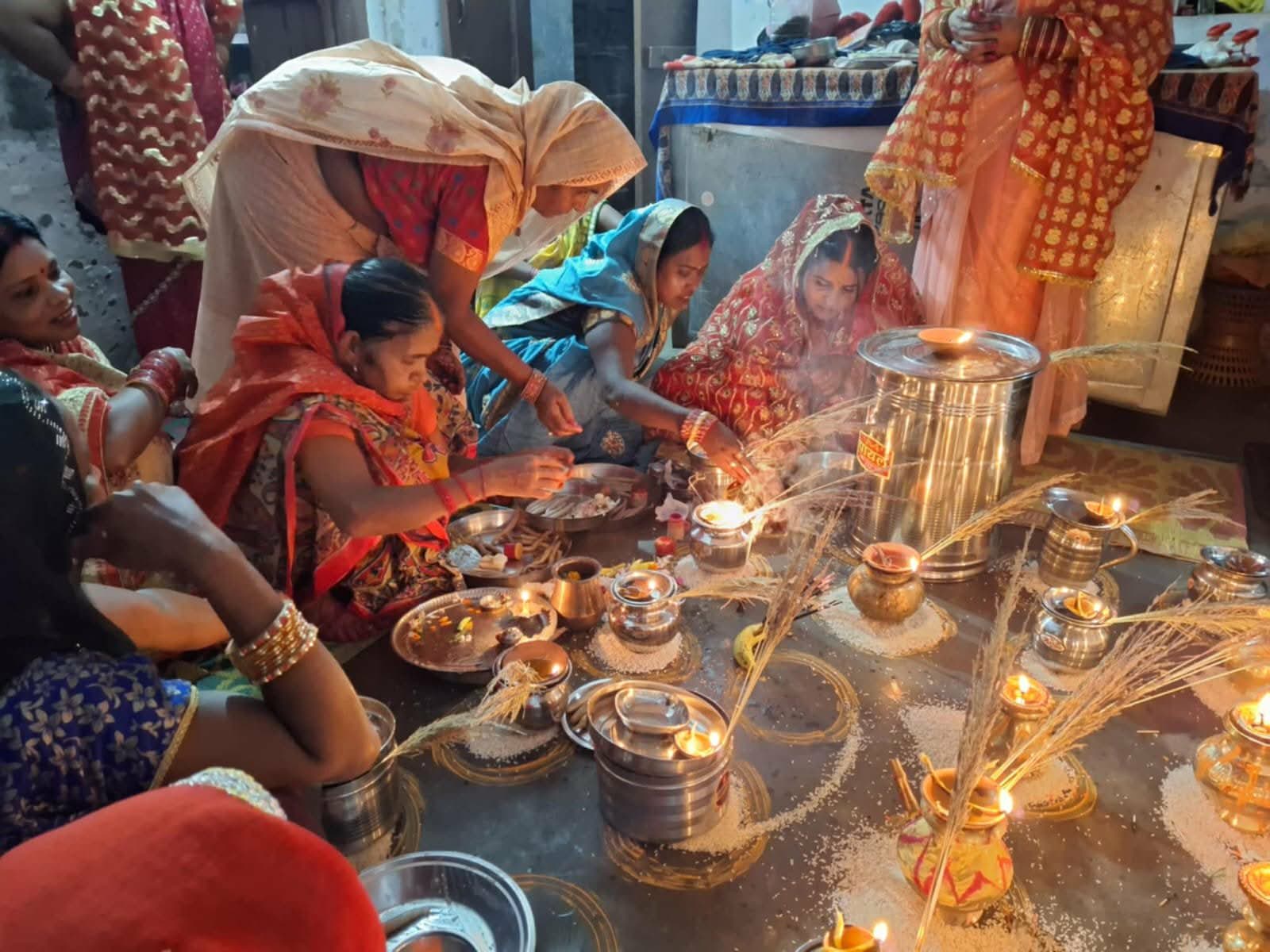 अवधी समुदायका महिलाले करवा चौथ पर्ब मनाउदै