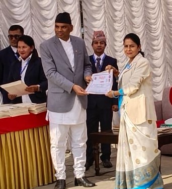 सांसद तिवारीद्धारा प्रमाणपत्र ग्रहण