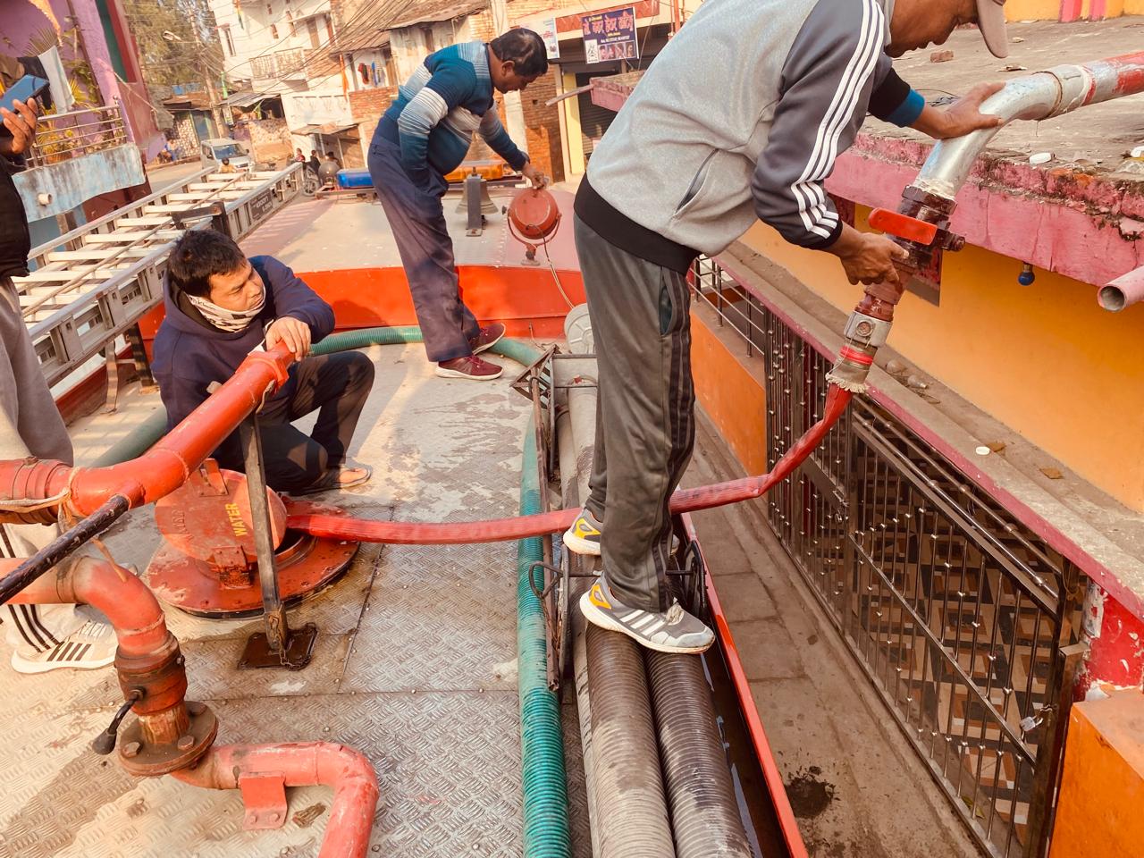 आगलागीका घटना नियन्त्रण गर्न नेपालगन्जका साँगुरा गल्लीमा पानीको व्यवस्थापन