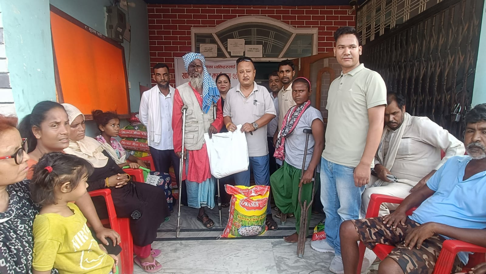 नेपालगन्ज ६ नं. वडाद्धारा अपाङ्गता भएकालाई खाद्यान्न सामाग्री वितरण
