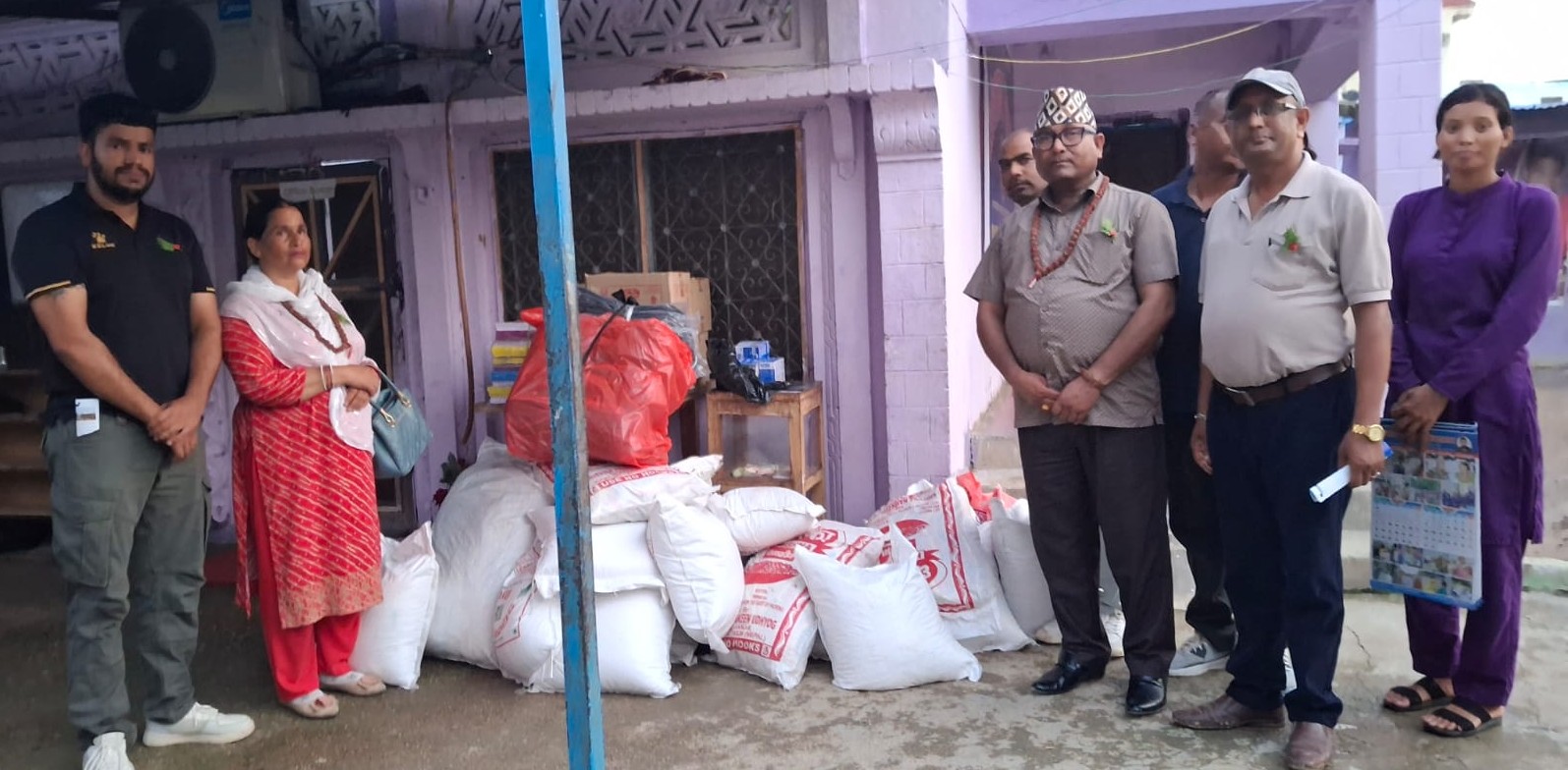 डुडुवाद्धारा नेपालगन्जका दुई सेवा आश्रमलाई खाद्यान्न र शैक्षिक सामाग्री सहयोग