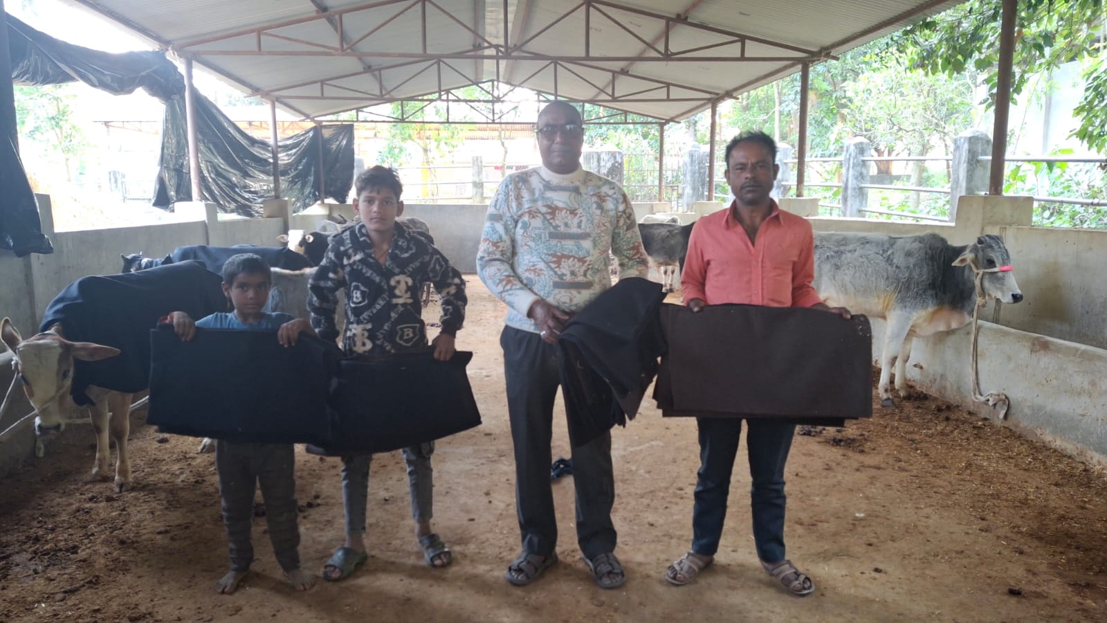 डुडुवाद्धारा गौशालामा रहेका छाडा चौपायालाई न्यानो कपडाको व्यवस्थापन