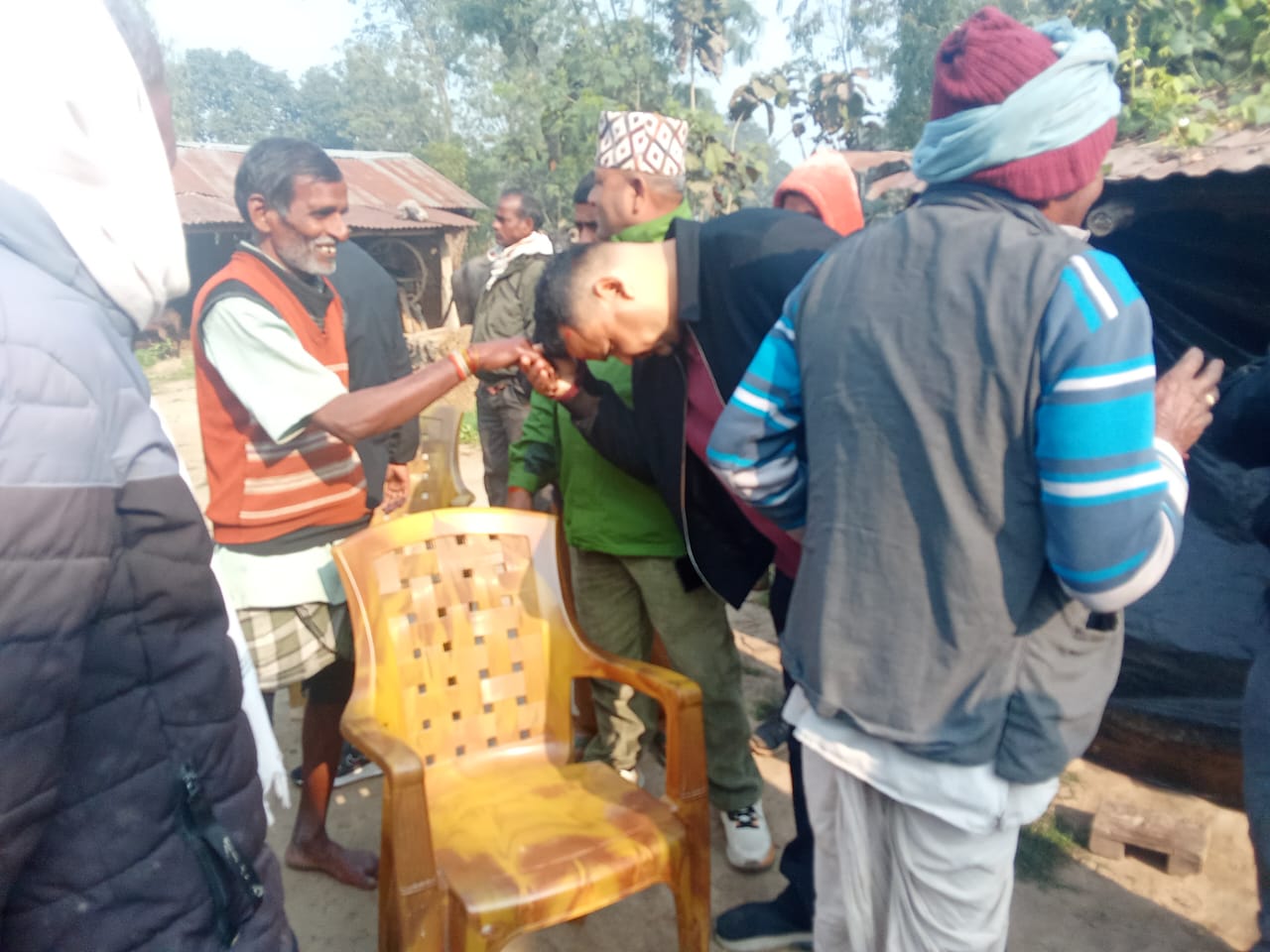 कांग्रेस उम्मेदवार कोइरालाद्धारा घरदैलो अभियान, मतदाताका समस्या बुझ्दै