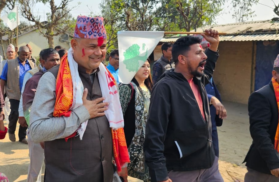 मतदातामाझ शुधान्सुः मतदाता भन्छन्(कांग्रेस बलिएर आएको छ, रुखमा मतदान गर्छौ